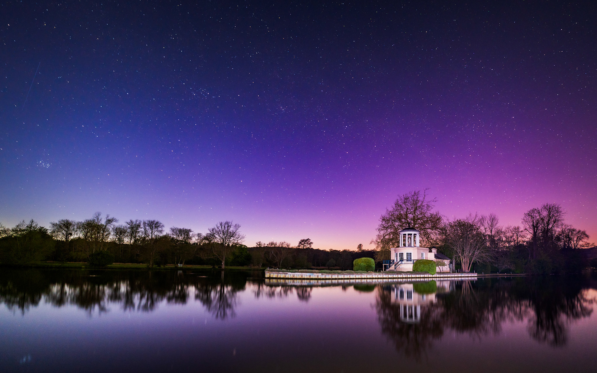 Hundreds of stars are visible in this astrophotography capture along the River Thames in Henley, where the sky begins to turn pink thanks to the strong aurora.