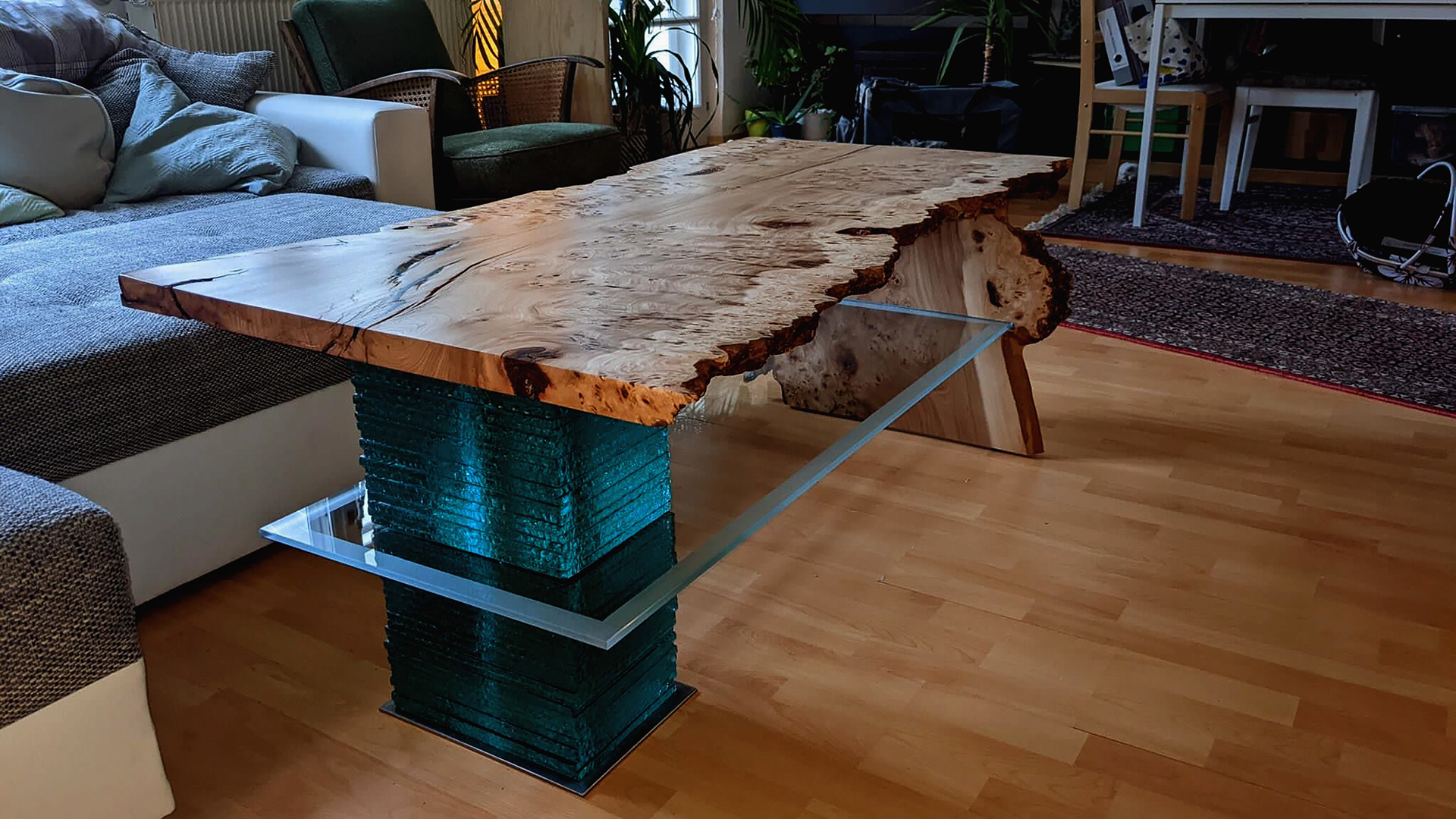 " Tisch " in Zusammenarbeit mit dem Kunden 2022