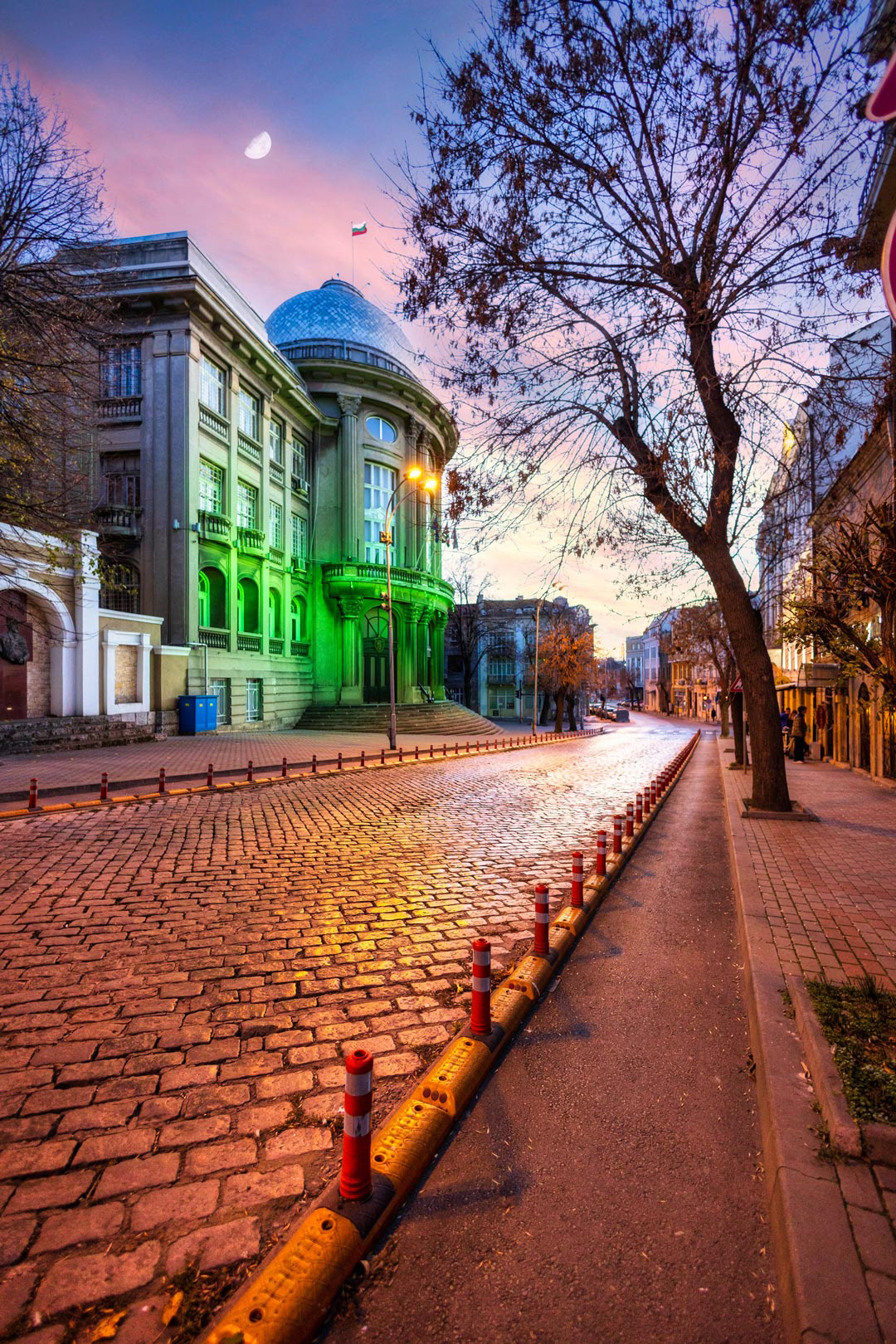 Из улиците на вечерна Варна