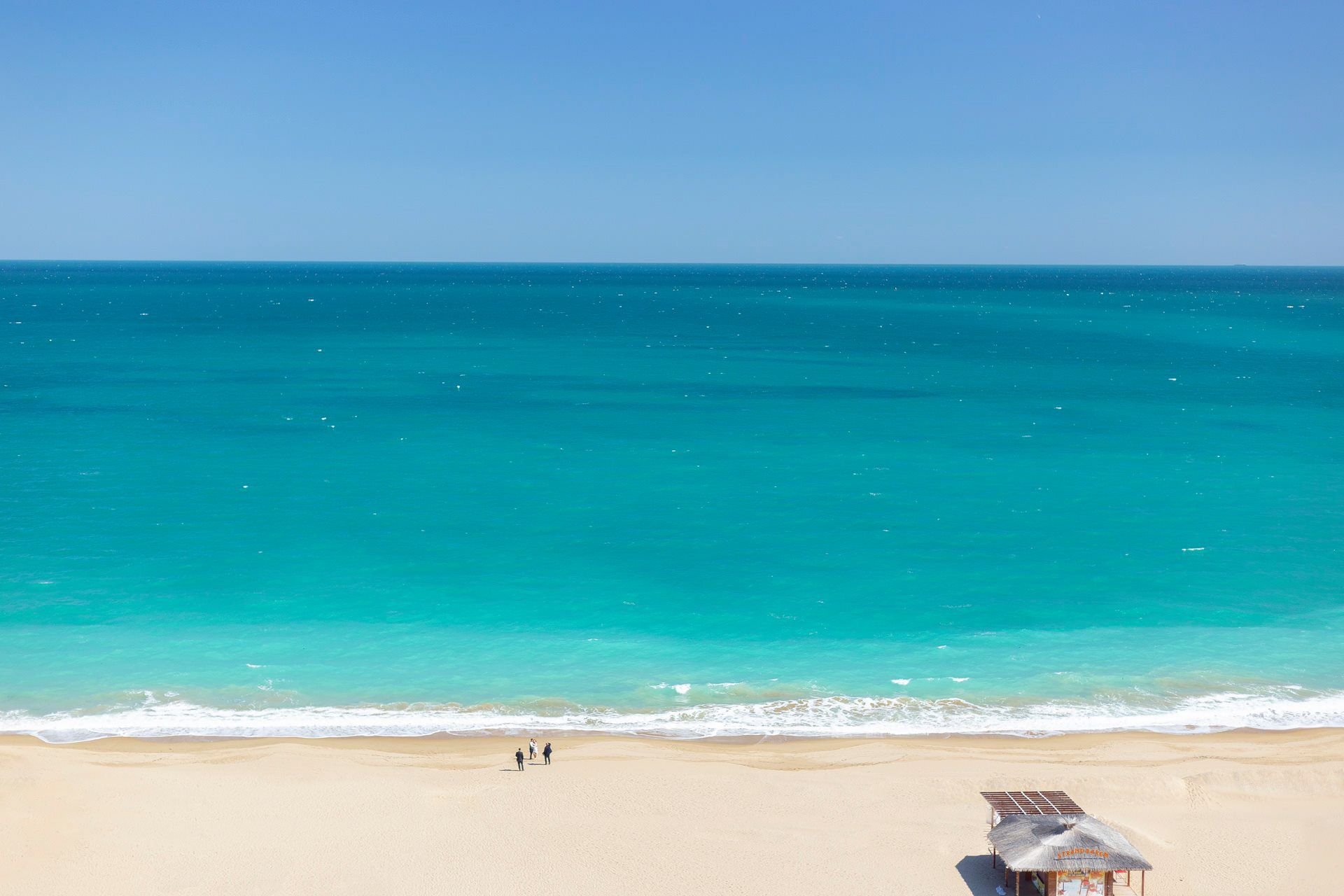 Безлюден плаж на Златни пясъци