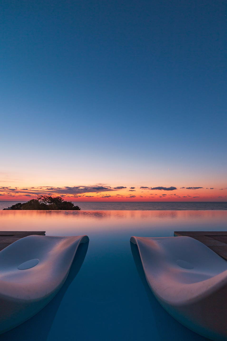 Изгрев на SKYFALL нифинити басейна