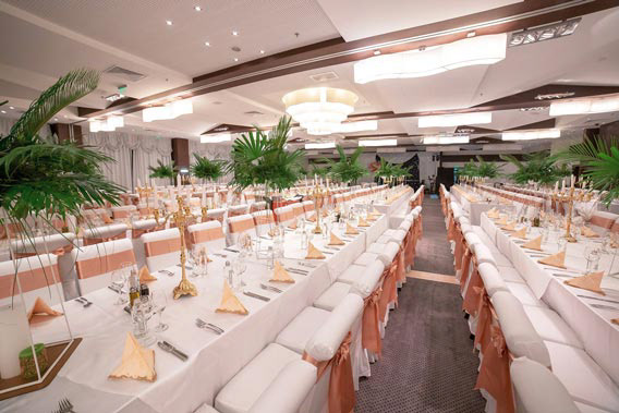 Бална зала Белини, подредена за банкет