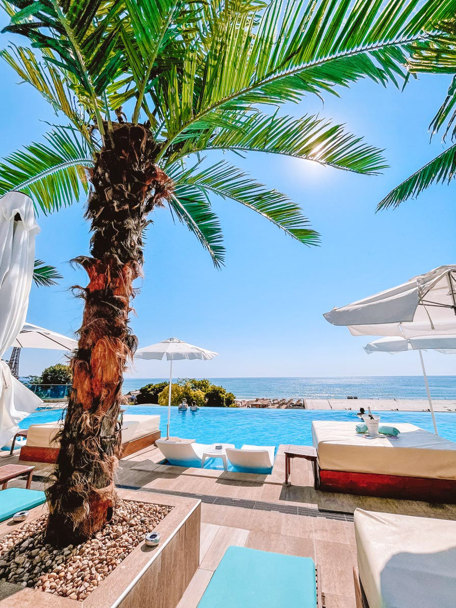 SKYFALL инфинити басейна през деня