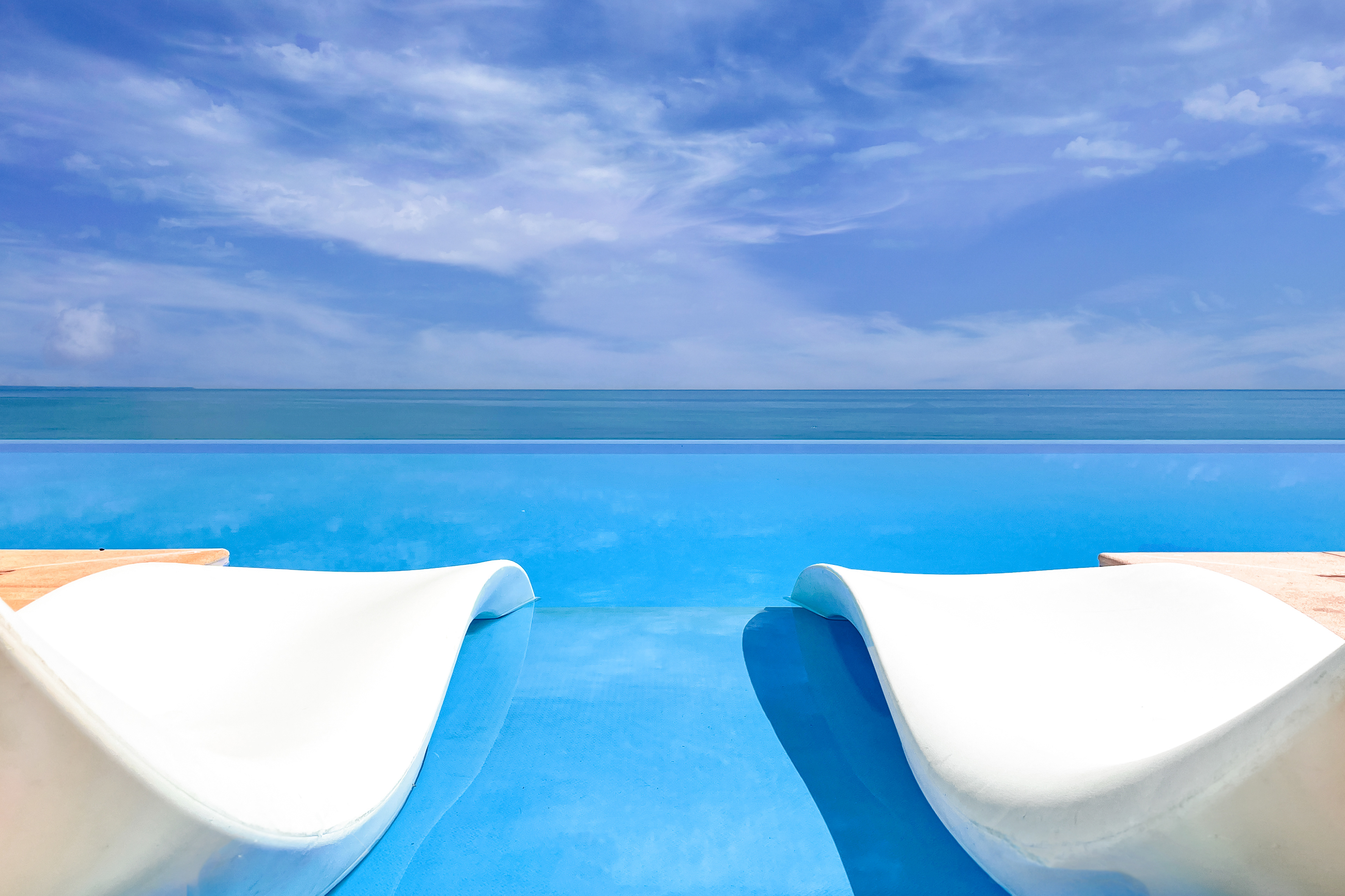 SKYFALL инфинити басейн, Златни пясъци