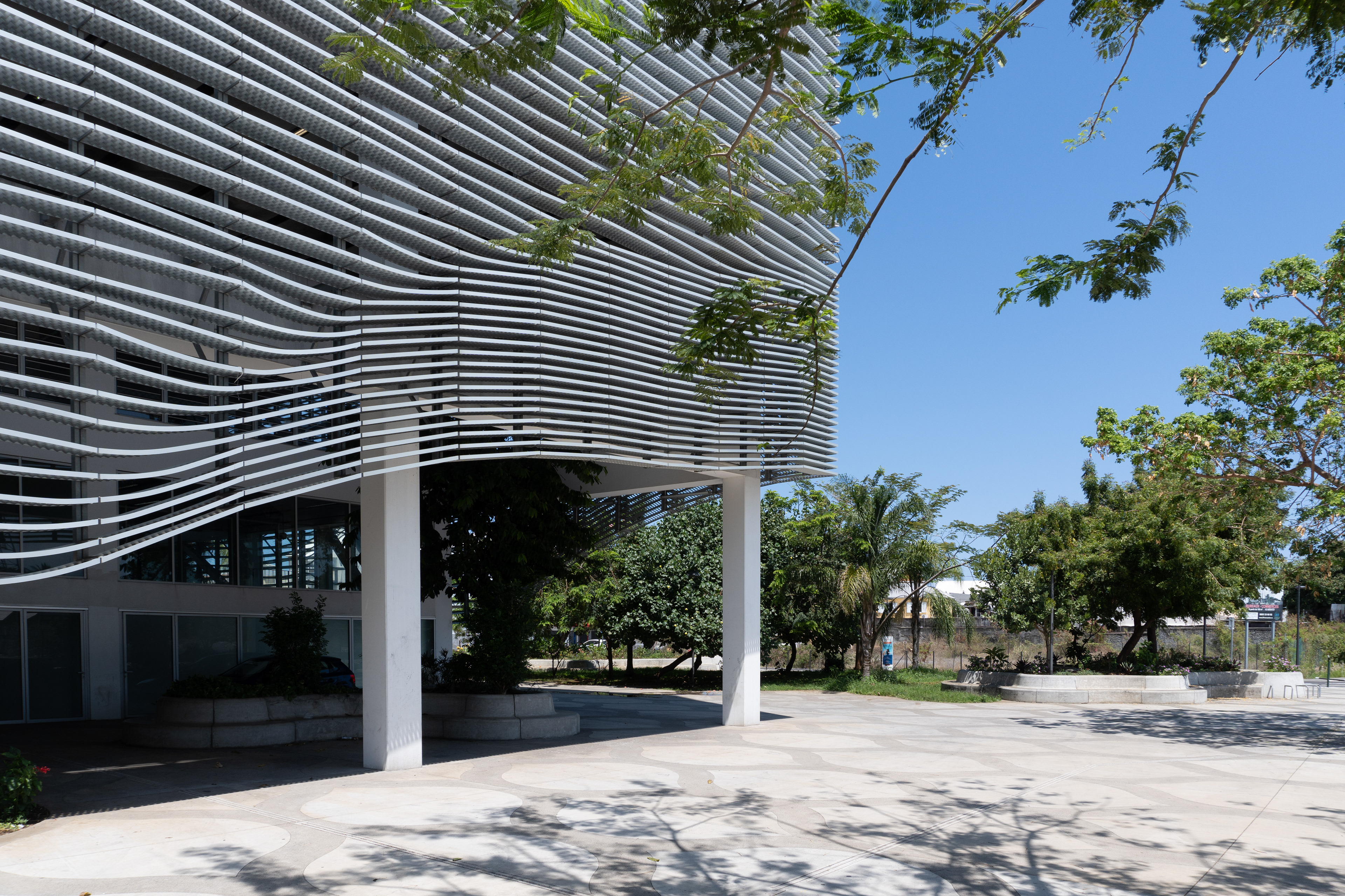 Photographie reportage architecture bioclimatique drone médiathèque saint-paul réunion