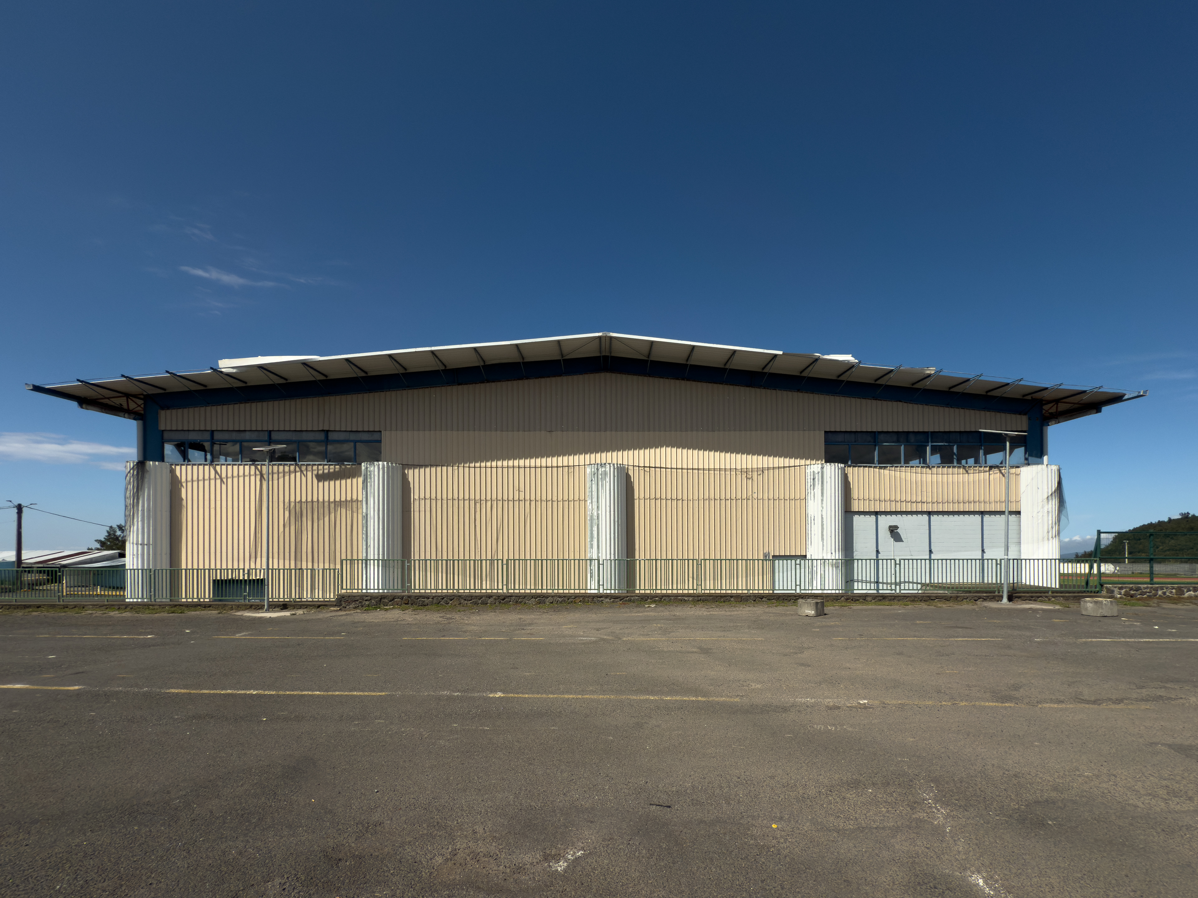 Photographie architecture tropicale réunion 974 Fianu tampon gymnase 23km