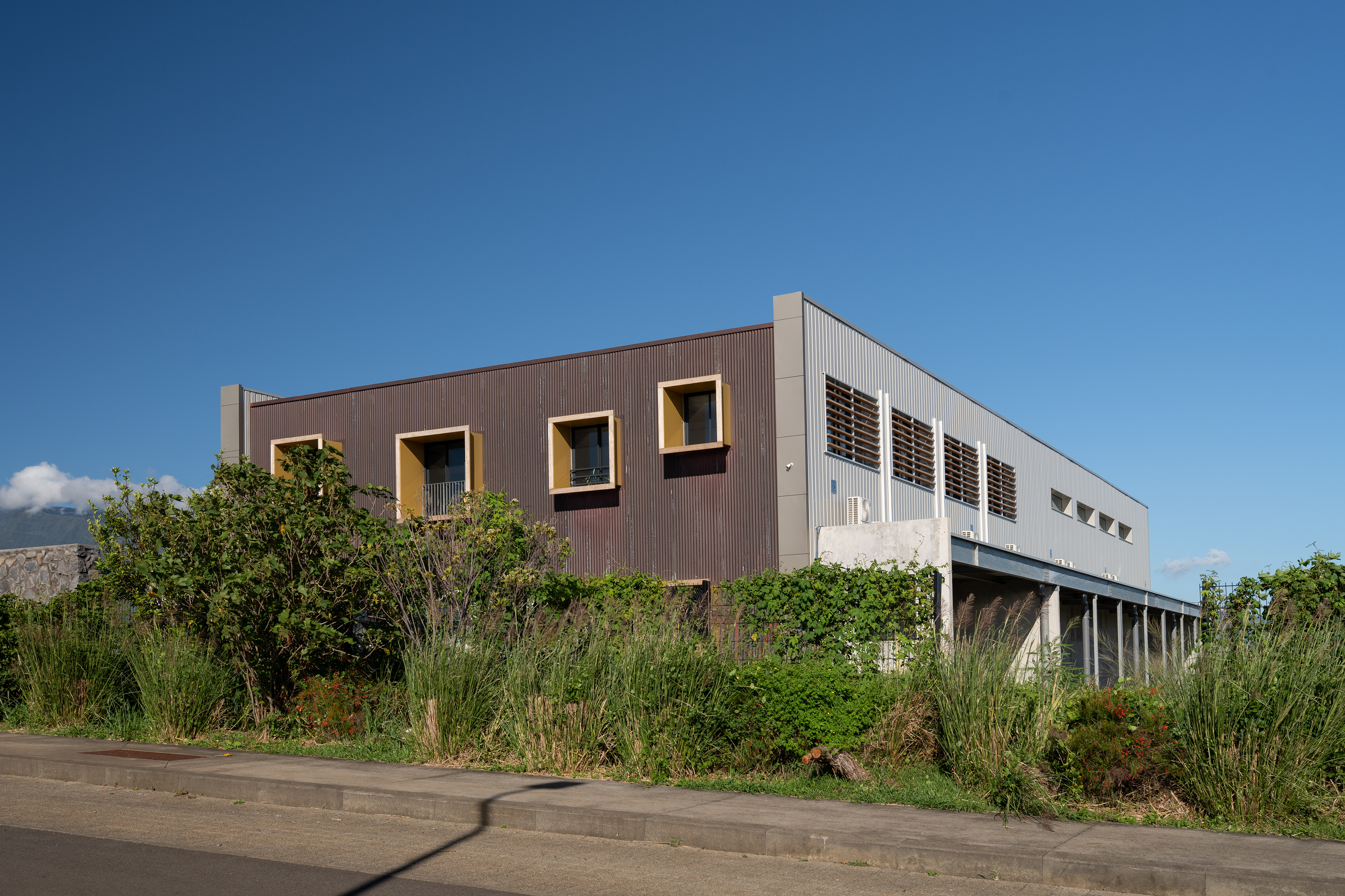  Photographie architecture réunion 974 hangar industriel TT ARCHITECTURE convenance SRA AFFICHE