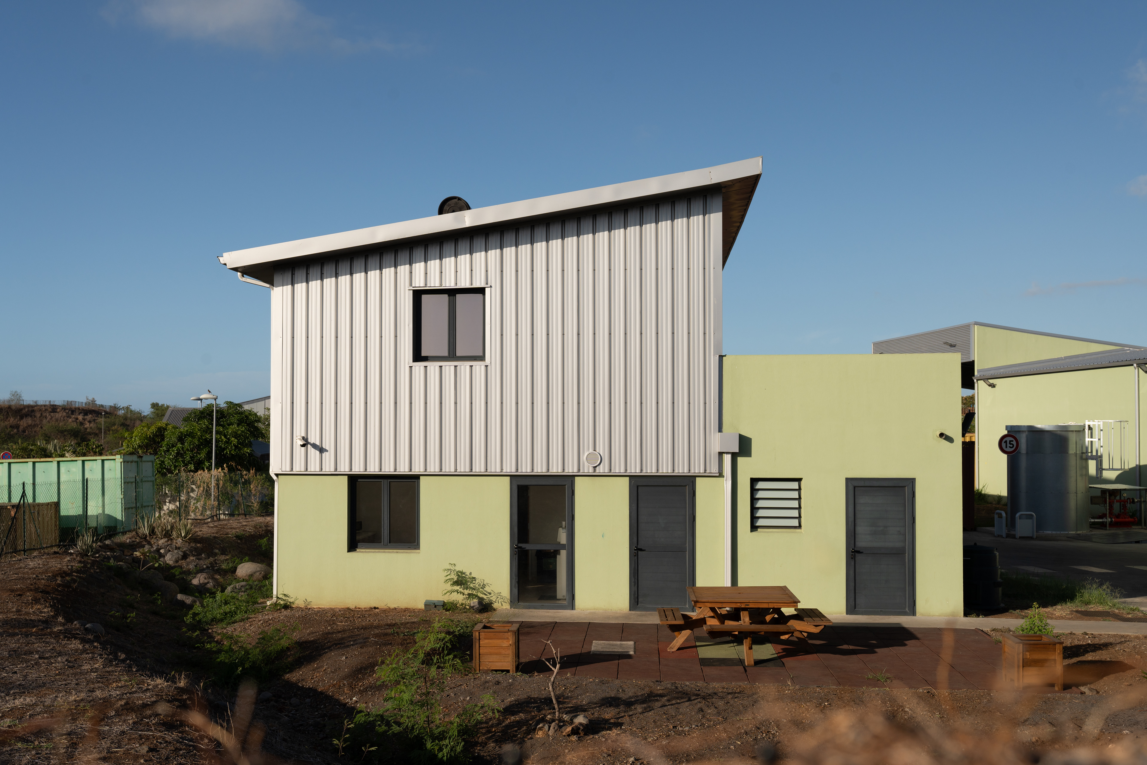 Photographie architecture réunion 974 lotek leport valdirun industriel entrepôt 