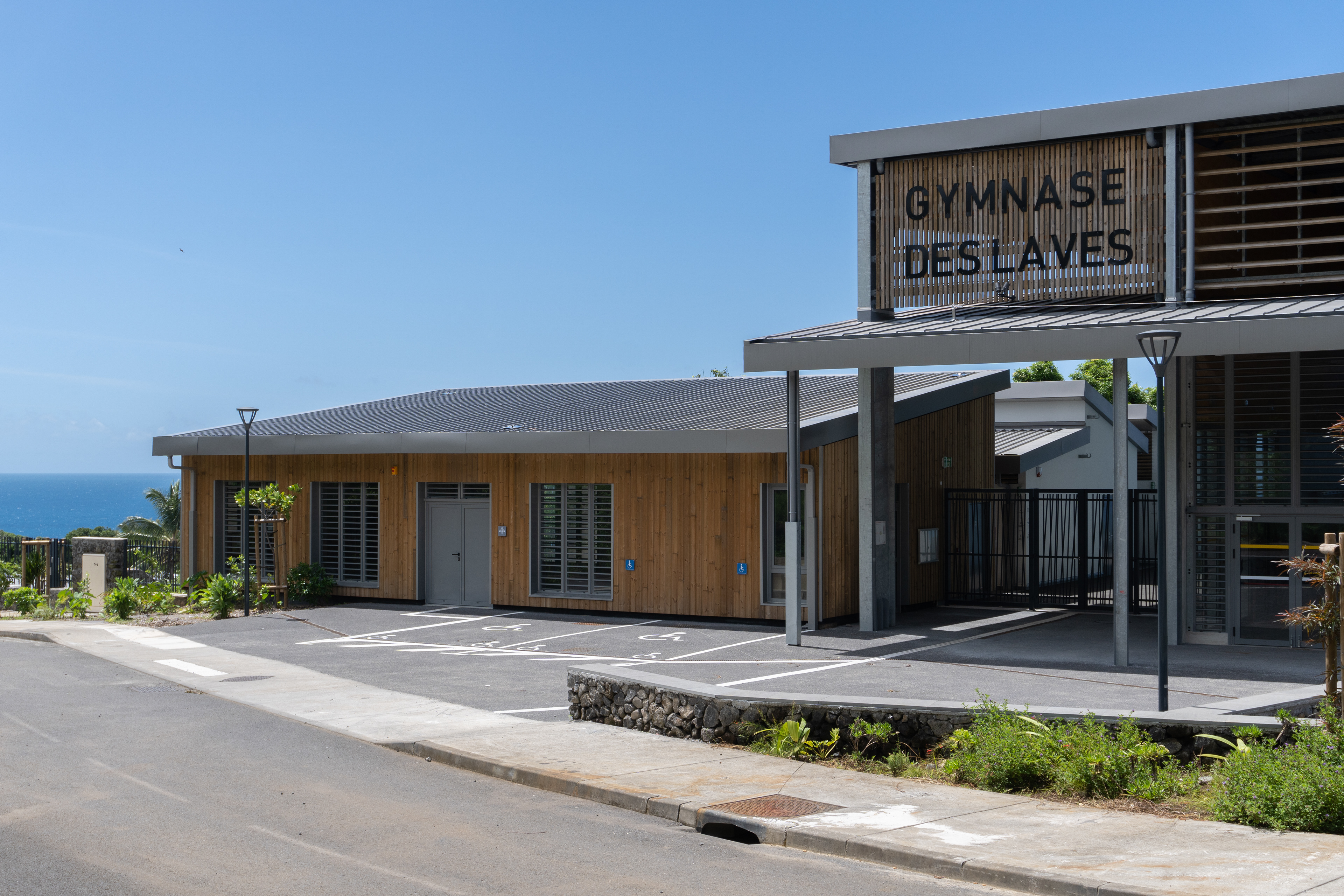 Photographie architecture bioclimatiquetropicale drone réunion gymnase des laves sainte-rose co-architectes