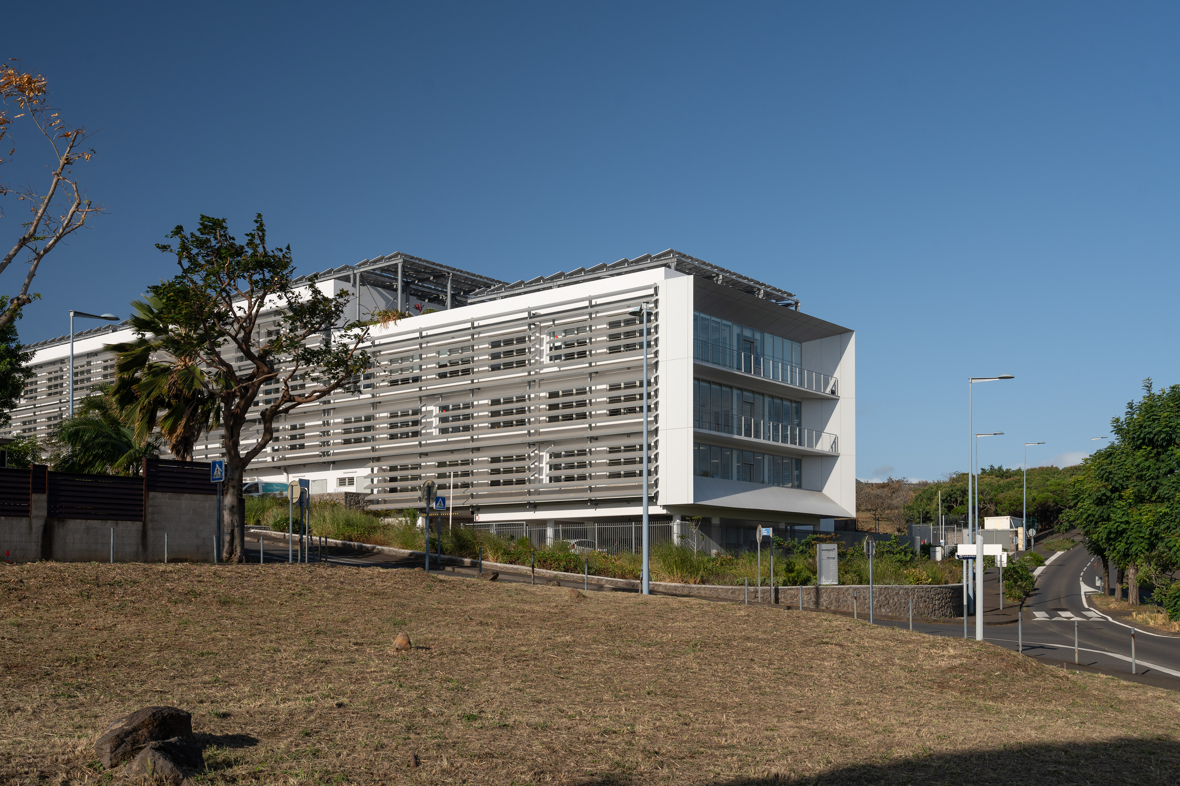 Photographie architecture paysage réunion 974 LAB LEU santé clinique eucalyptus saint-pierre