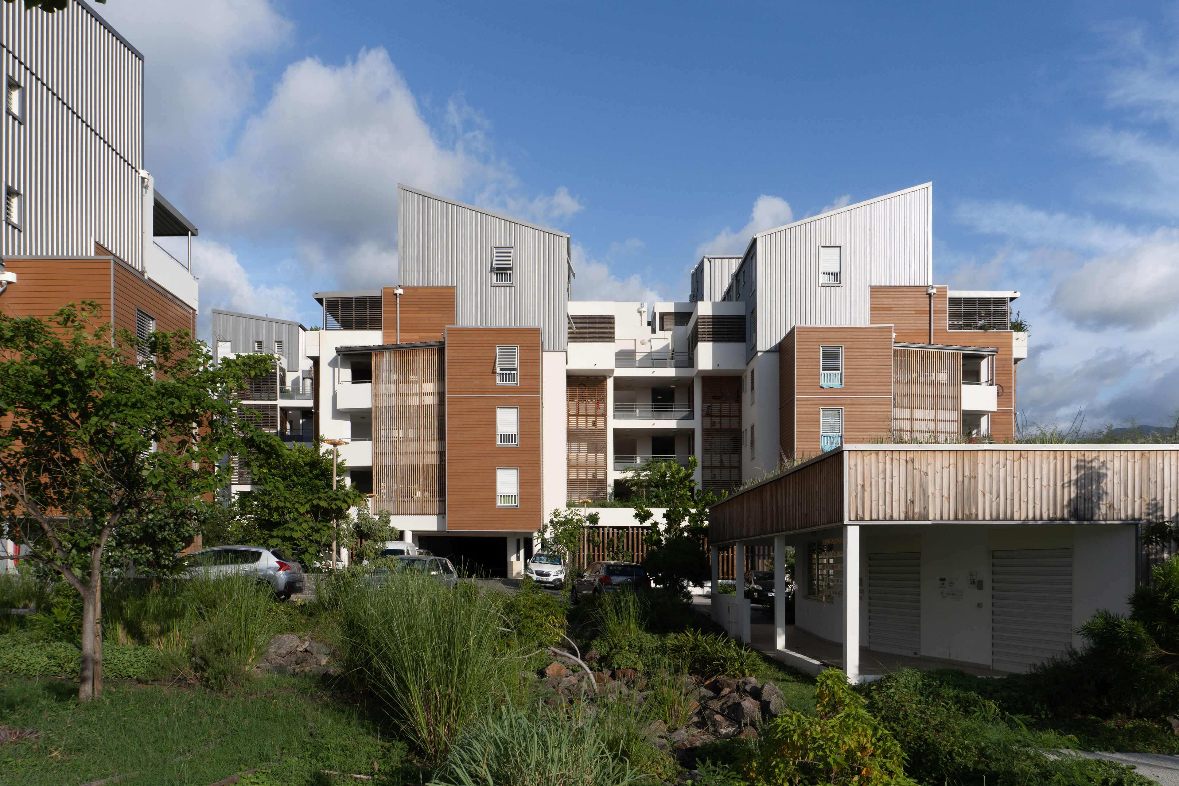 Photographie architecture bioclimatique tropicale drone réunion écoquartier coeurdeville possession treilles