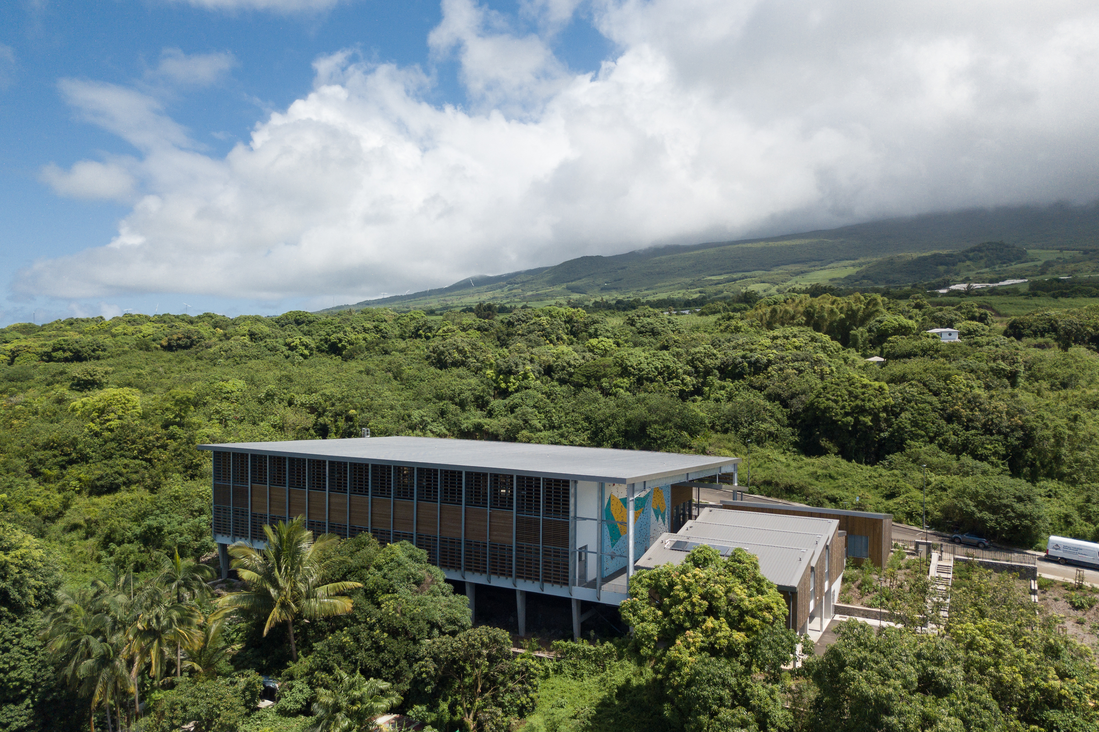 Photographie architecture bioclimatiquetropicale drone réunion gymnase des laves sainte-rose co-architectes