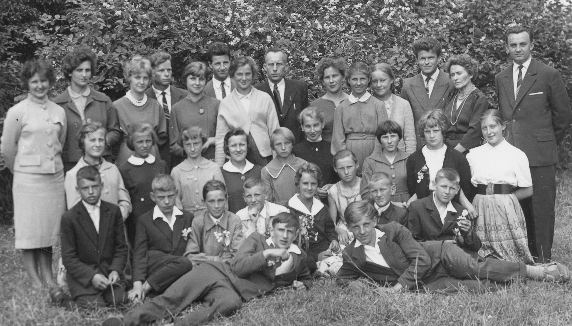 1961.06.24 | Zakończenie roku szkolnego 1960/1961 - absolwenci 1961 r. z kadrą nauczycieli - od lewej: Zofia Kupraszewicz, Irena Bogdanowicz, Krystyna Pik, Stefan Sacharewicz, x, Stanisław Bekisz, x, Czesław Nurczewski - kierownik szkoły, Zofia Żukowska - klęcząca w środku, Czesława Matysewicz, x, x, Tadeusz Biskup, Waleria Szyłkiewicz, Jan Kupraszewicz | z arch. Zespołu Szkolno-Przedszkolnego w Zabłudowie
