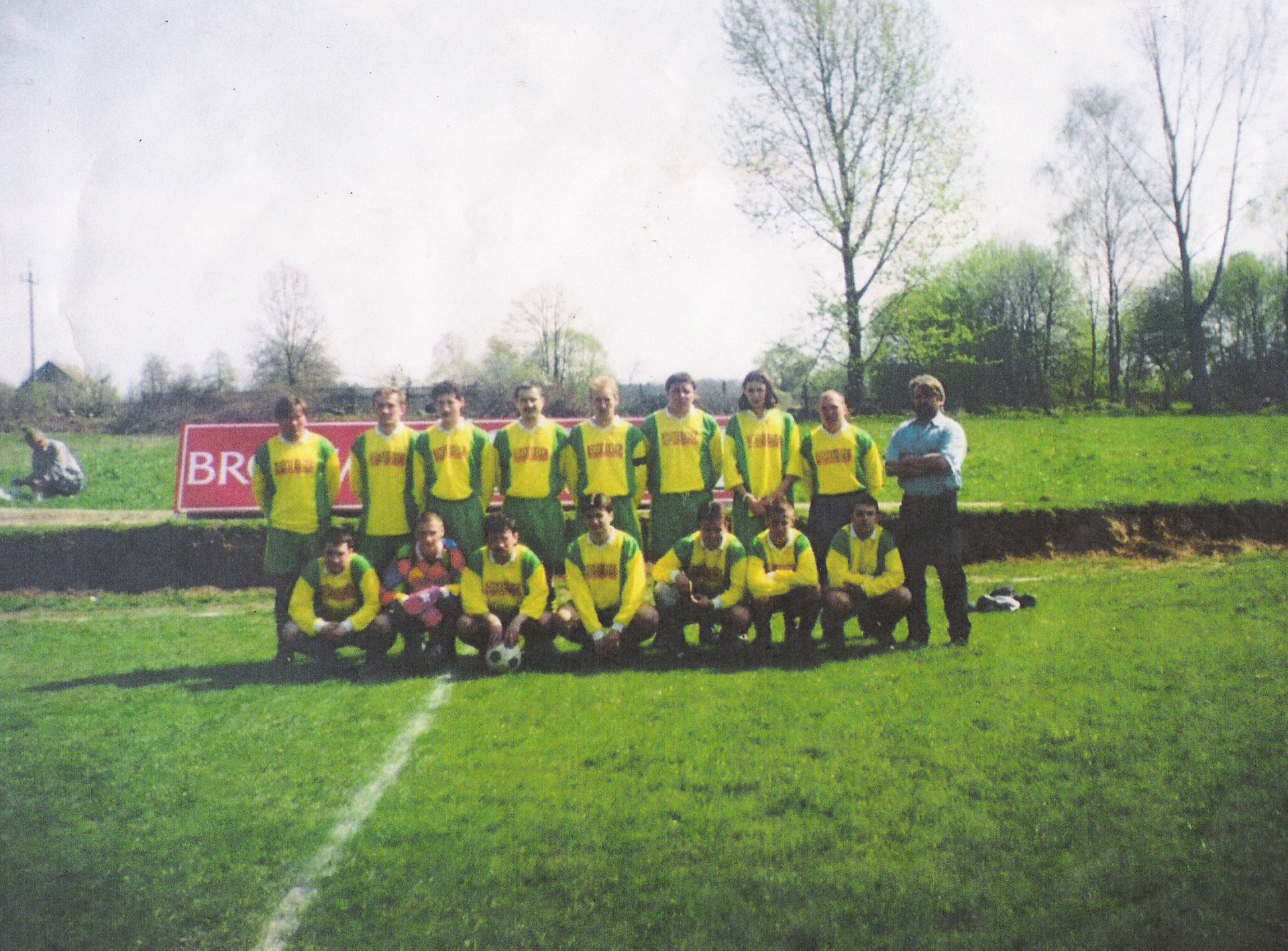 1997/1998 | Drużyna seniorów - od lewej stoją: Sławomir Mularczyk, Adam Orzeł, Krzysztof Aleksiejczuk, Jarosław Niekało, Bartłomiej Andrzejewski, Andrzej Samsonowicz, prezes - Andrzej Kalinowski - od lewej u dołu: Grzegorz Małaszkiewicz, Dariusz Węcławski, Adam Małaszkiewicz, Jarosław Leończuk, trener - Wojciech Rogowski, Robert Węcławski, Marian Tutaj | z arch. Jarosława Leończuka
