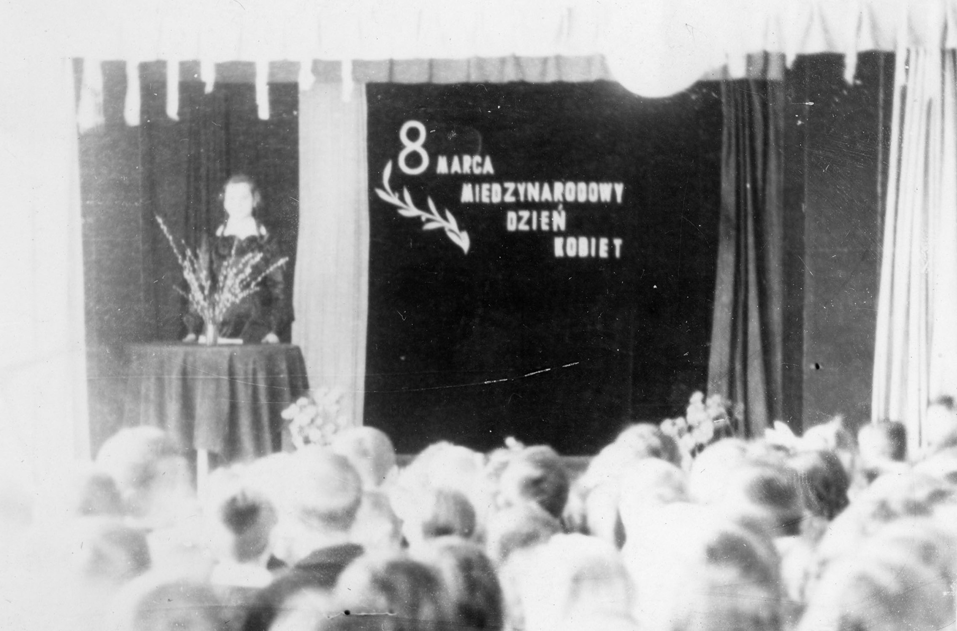 1961.03.08 | Międzynarodowy Dzień Kobiet - uczennica klasy VII Halina Snarska wygłasza referat | z arch. Zespołu Szkolno-Przedszkolnego w Zabłudowie