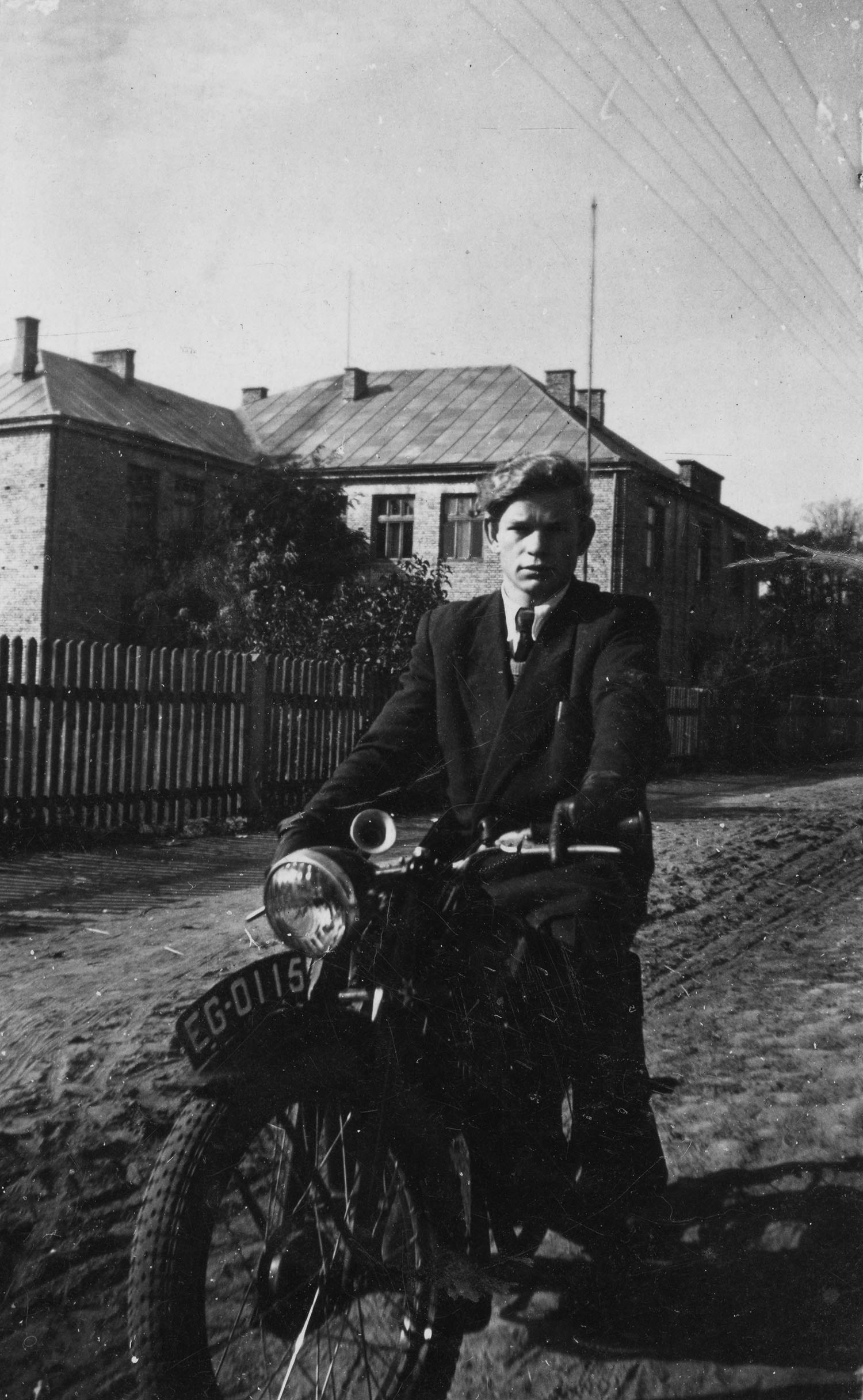 1953.09.15 | Stefan Sacharewicz w czasie wolnym od pracy - nauczyciel języka polskiego, późniejszy dyrektor Szkoły Podstawowej w Zabłudowie | z arch. Stanisławy i Stefana Sacharewiczów