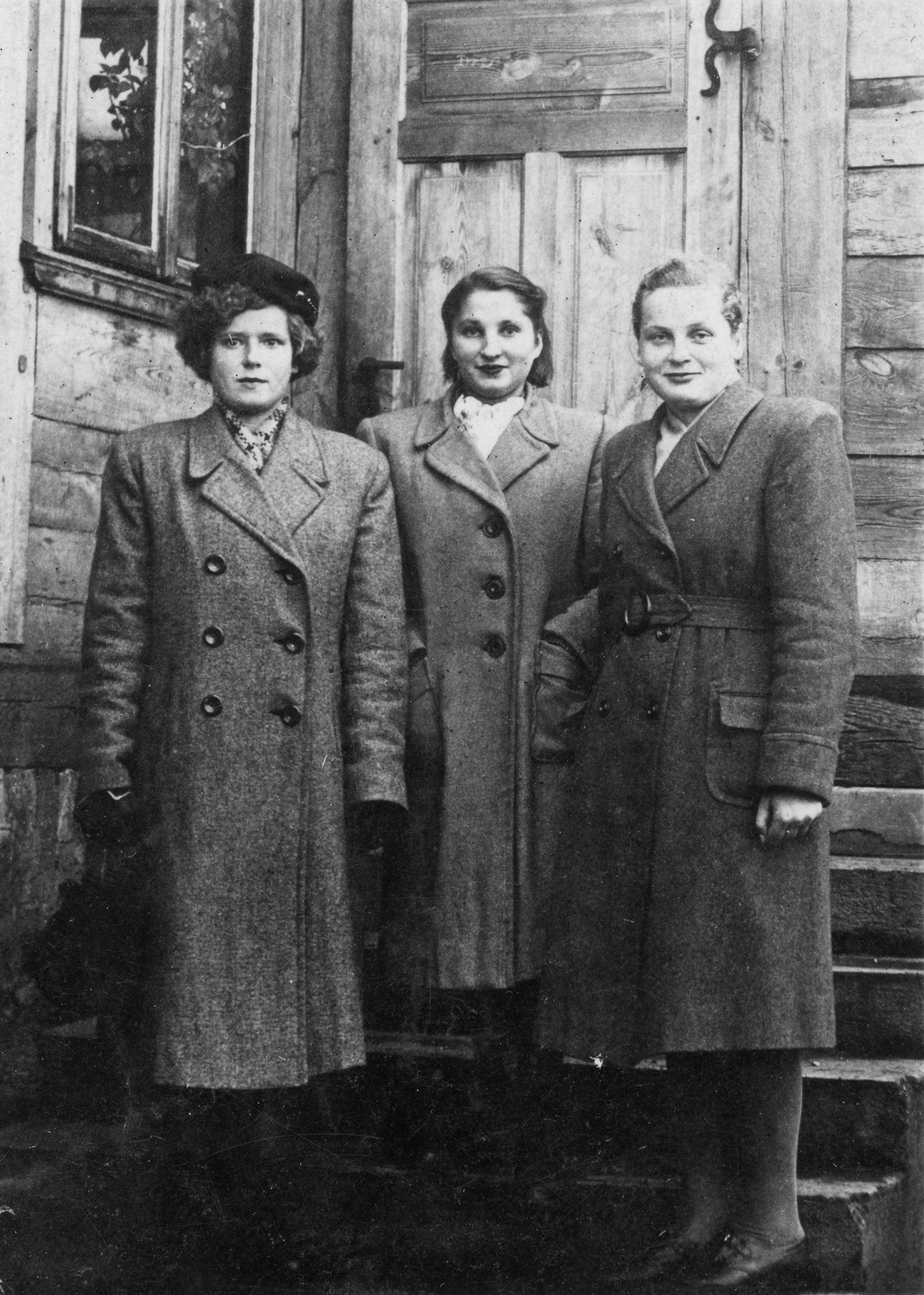Lata 50. XX wieku | Zabłudowianki na tle domu Samsonowiczów przy ul. Adama Mickiewicza - w środku Maria Rożek (pracownica zakładu gorseciarskiego) | z arch. Doroty Winnickiej