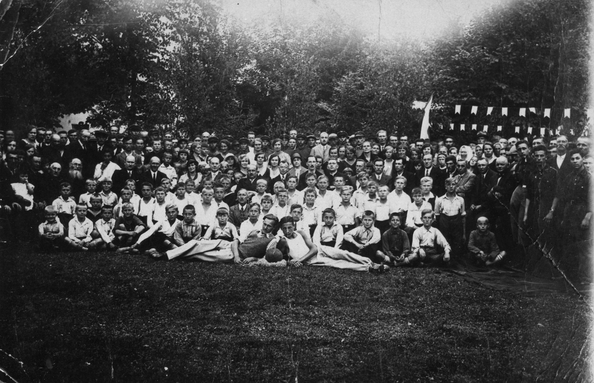 1939  |  Pożegnanie grupy młodzieży polskiej z Prus Wschodnich - na zdjęciu m.in. znakomitości ówczesnych władz, władze gminy i miasta Zabłudów  |  z arch. MOAK