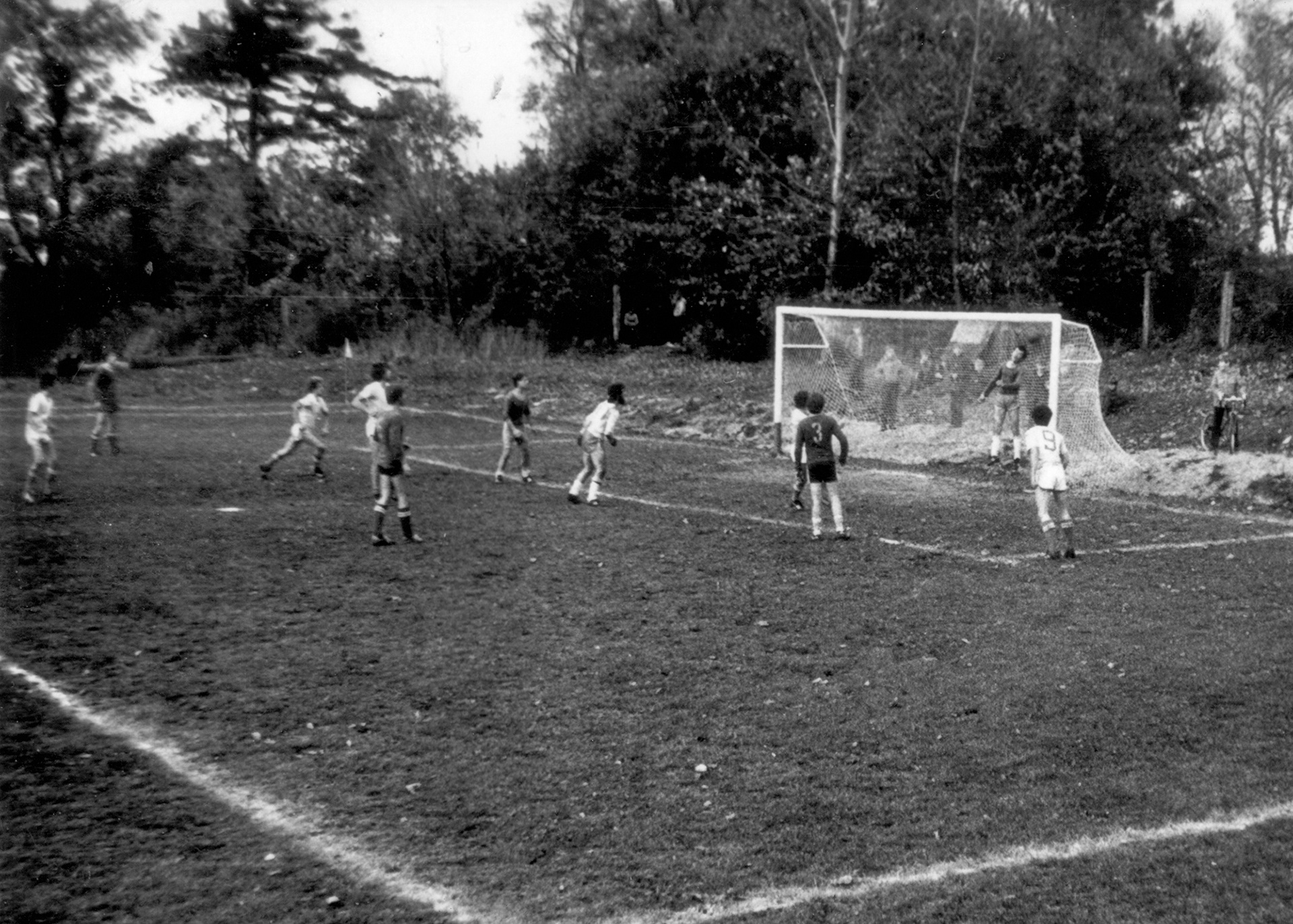 Lata 80. XX wieku | Drużyna seniorów Klubu Sportowego "RUDNIA" Zabłudów w zmaganiach ligowych - boisko przy ul. Adama Mickiewicza (Park Dworski) | z arch. Andrzeja Kalinowskiego