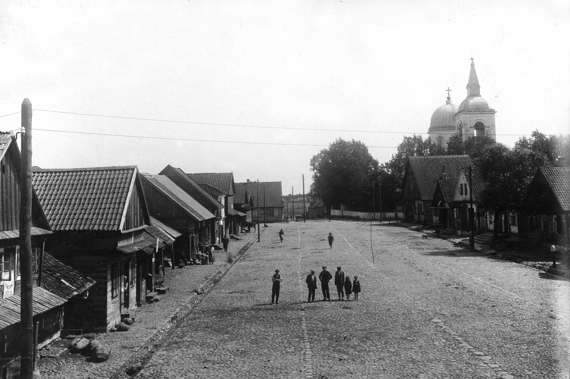 Lata 30. XX wieku | Rynek w Zabłudowie - w tle ul. Adama Mickiewicza - po prawej stronie cerkiew pw. Zaśnięcia Najświętszej Marii Panny | z arch. Urzędu Miejskiego w Zabłudowie
