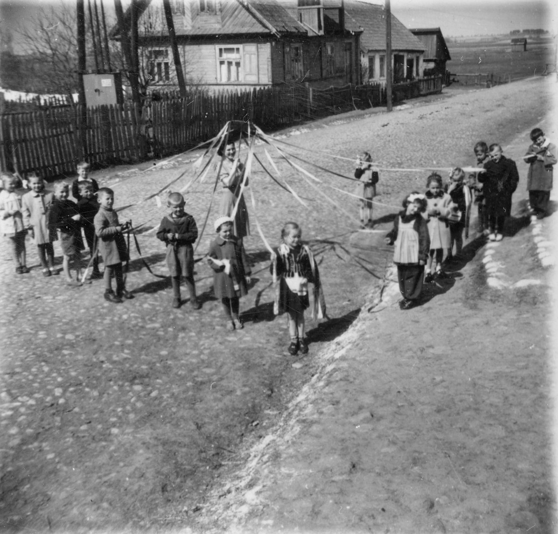 Lata 50. XX wieku (I. poł.) | Przedszkole prowadziło w lipcu i sierpniu 1952 r. zajęcia systemem kolonijnym na które uczęszczało 40. dzieci - ul. 11-go Listopada (obecnie ul. Grzegorza Chodkiewicza) | z arch. Zespołu Szkolno-Przedszkolnego w Zabłudowie