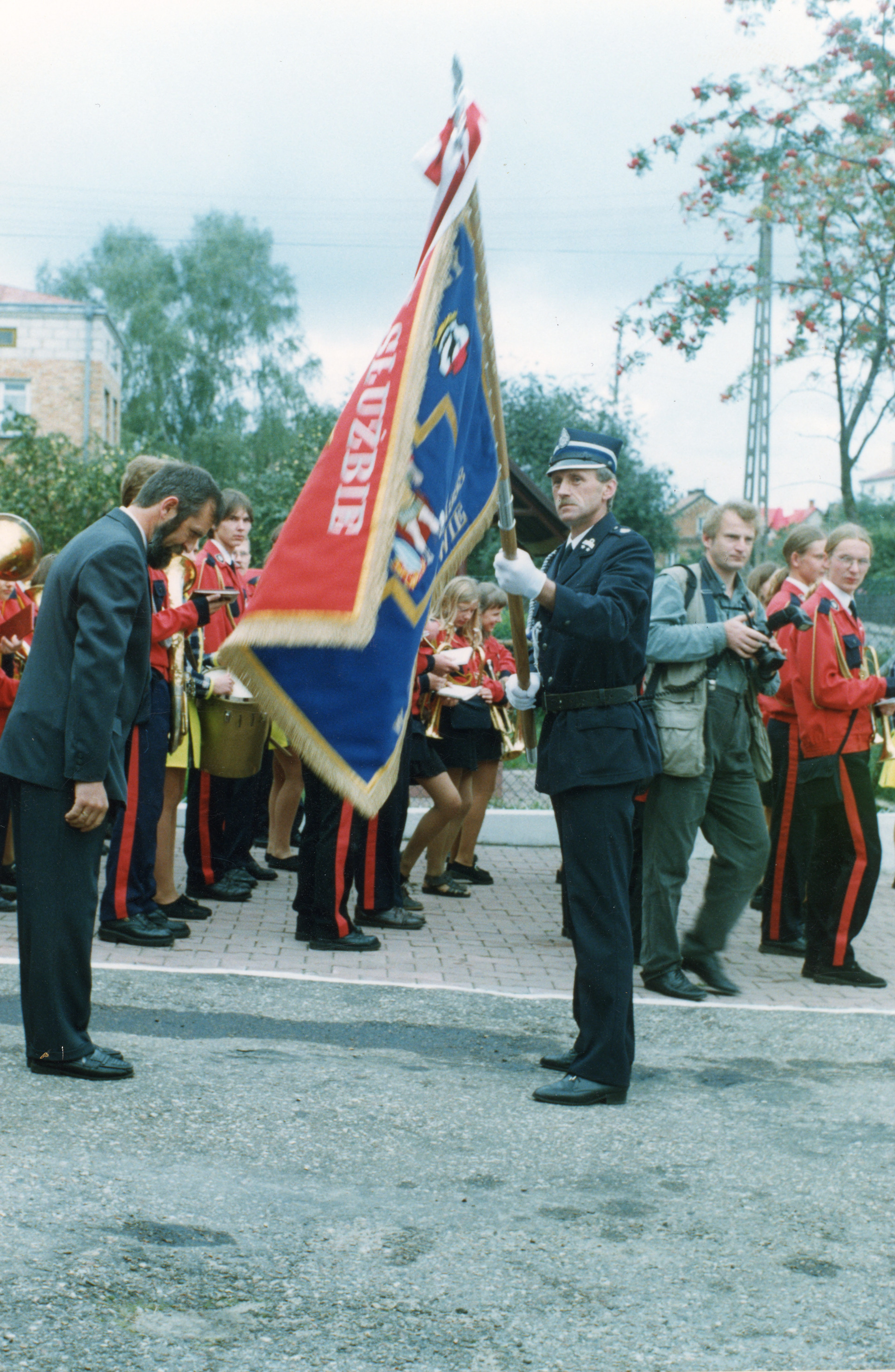 1998.08.22 | Burmistrz Zabłudowa - Mieczysław Ładny wręcza sztandar komendantowi OSP w Zabłudowie - Romualdowi Wiszniewskiemu | z arch. MOAK