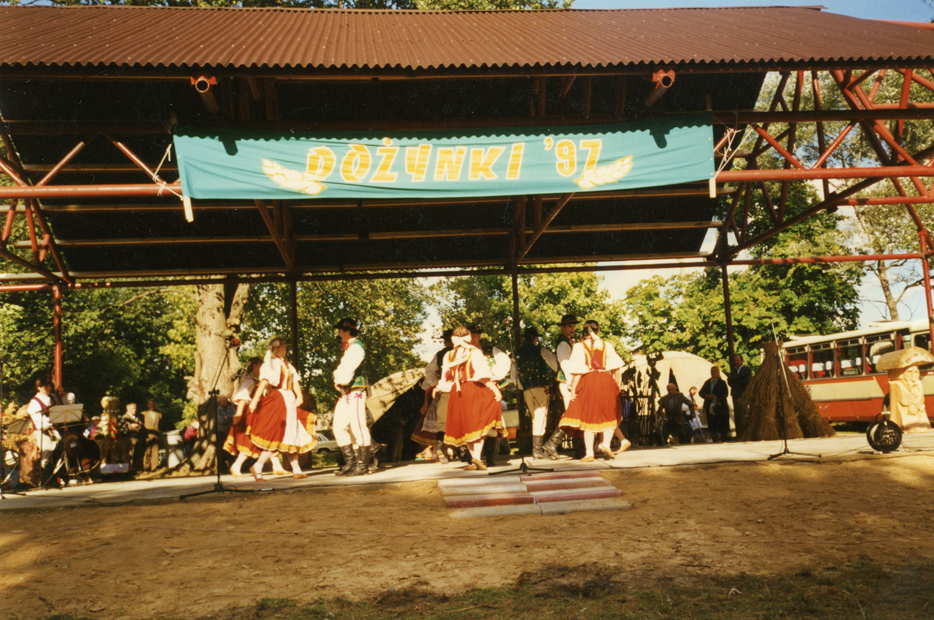 1997.09.14  |  Dożynki '97 - wspaniały występ Zespołu Pieśni i Tańca "Kurpie Zielone" w Parku Dworskim w Zabłudowie  |  z arch. MOAK