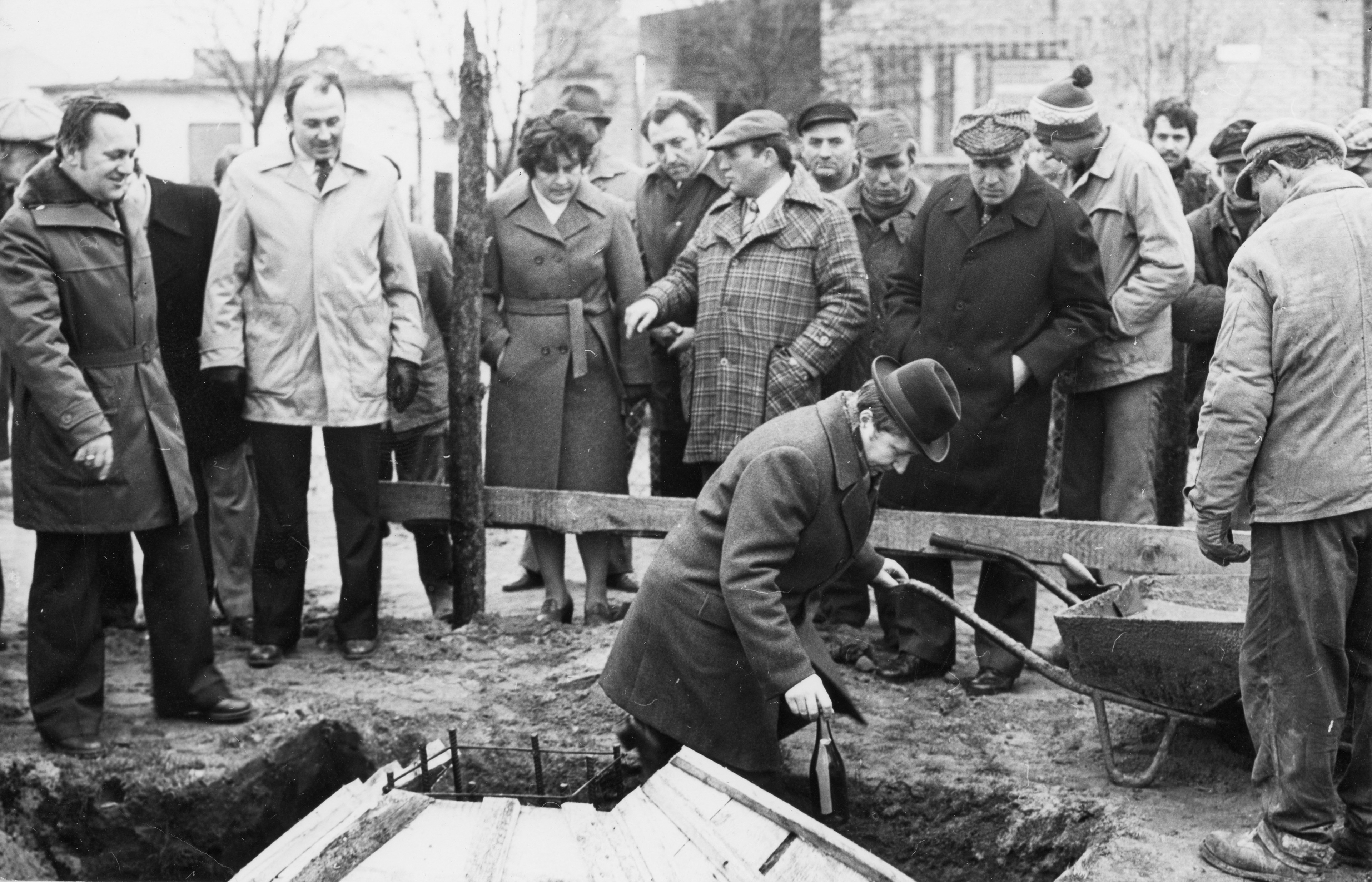 1978  |  Wmurowanie aktu erekcyjnego przez Naczelnika Miasta i Gminy Zabłudów inż. Jana Polaka pod budowę Pawilonu Handlowego w Zabłudowie (budowę ukończono w sierpniu 1980 r.) |  z arch. Urzędu Miejskiego w Zabłudowie
