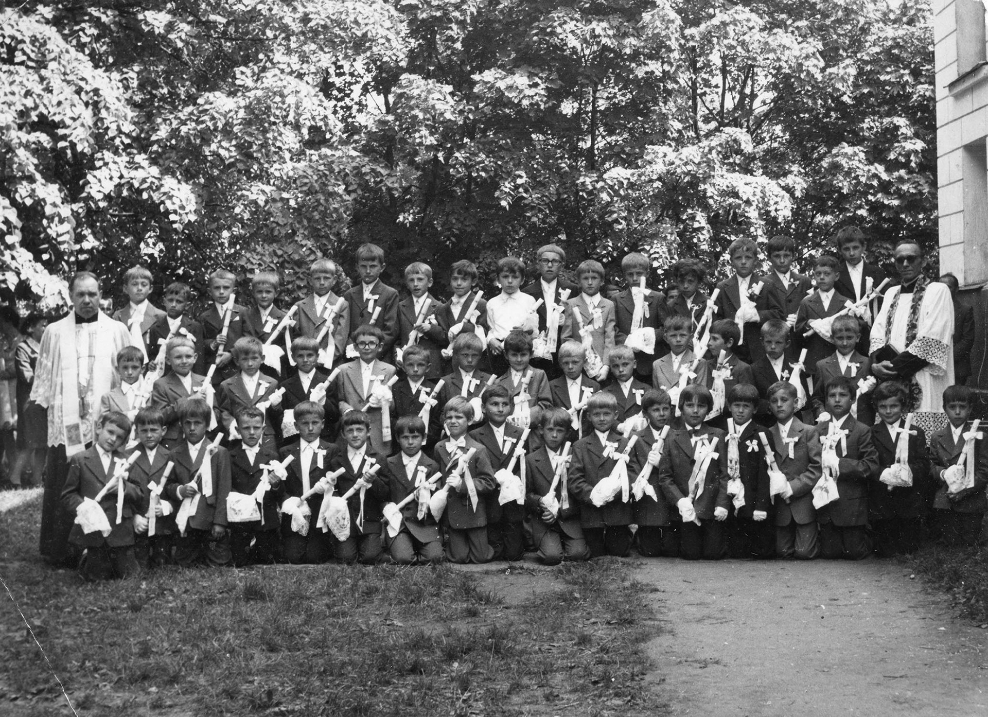 1975.06 (?) | Pierwsza Komunia Święta w Zabłudowie - ks. Jan Toczko i ks. Bronisław Poźniak | z arch. Ireny Samsonowicz