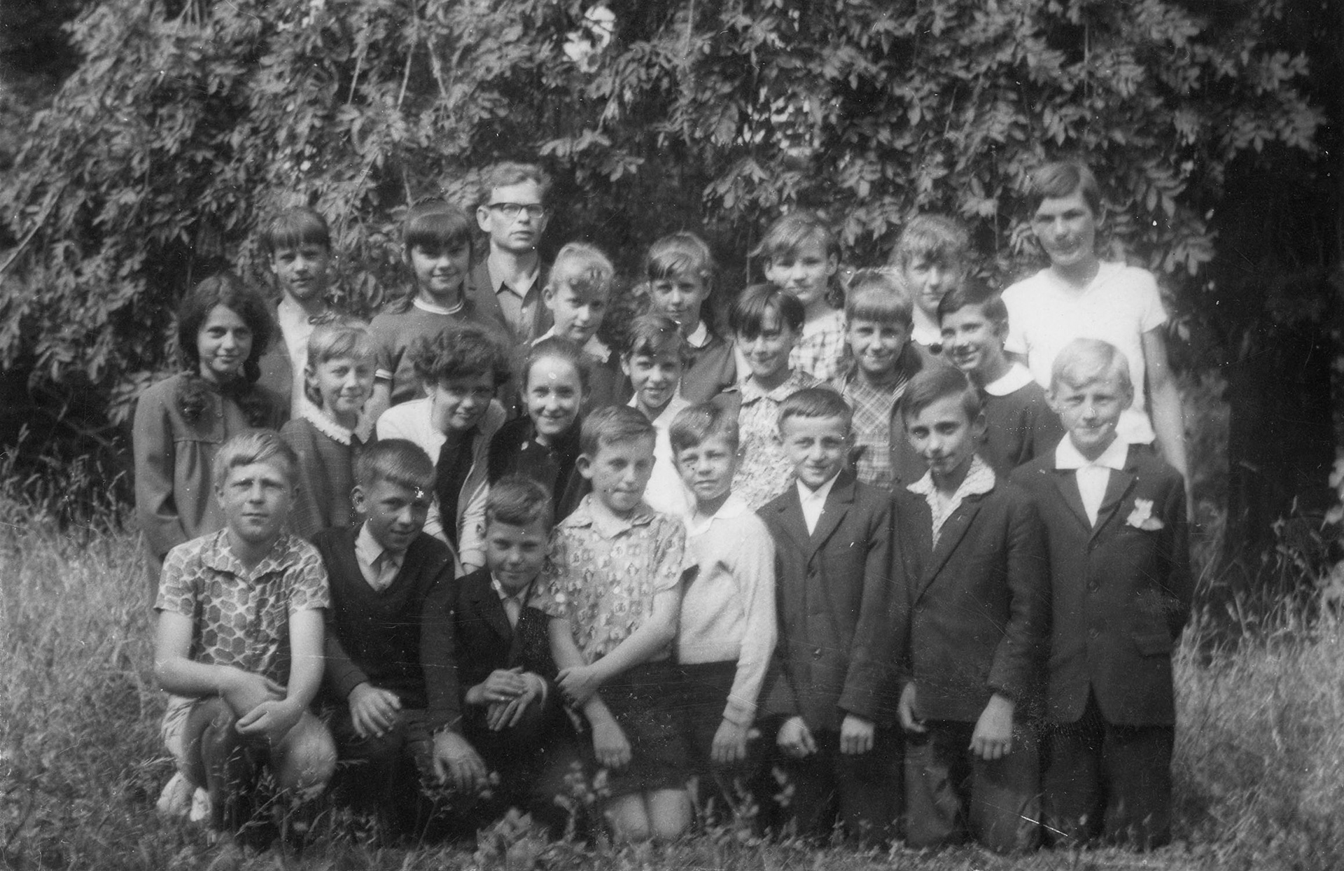 1969 | Klasa VII B - górny rząd od lewej: Celina Iwanowicz, Danuta Klimaszewska, Stefan Sacharewicz (wychowawca), Elżbieta Sacharewicz, Lena Snarska, Teresa Wiercińska z d. Ciuchniecka, Alina Kuklińska, Stanisław Okułowicz / środkowy rząd od lewej: Irena Matjaszuk, Krystyna Kulesza, Alicja Maksymowicz, Grażyna Zajkowska, Dioniza Radwańska, Alicja Matysewicz, x, Stanisława Godlewska / dolny rząd od lewej: Marek Harasimczuk, Romuald Mojsak, x, Krzysztof Obukowicz, Marian Minkiewicz, Niewiarowski, Andrzej Małaszewicz, Romuald Wiszniewski | z arch. Teresy Wiercińskiej