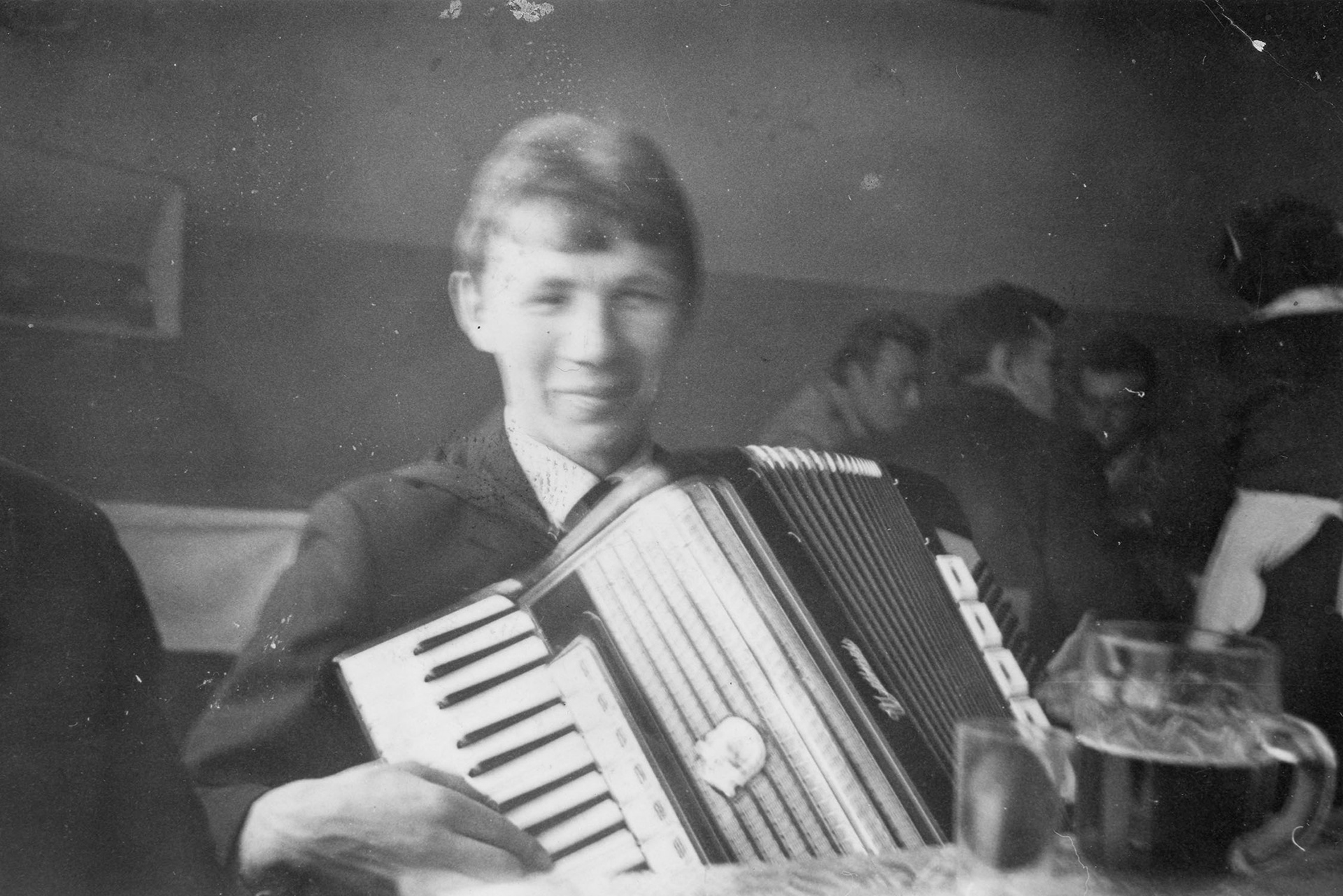 1963 | "Grajek" - Jerzy Dudziński daje muzyczny popis w restauracji "Zabłudowianka" przy ul. Rynek 10 | z arch. Agnieszki Dudzińskiej