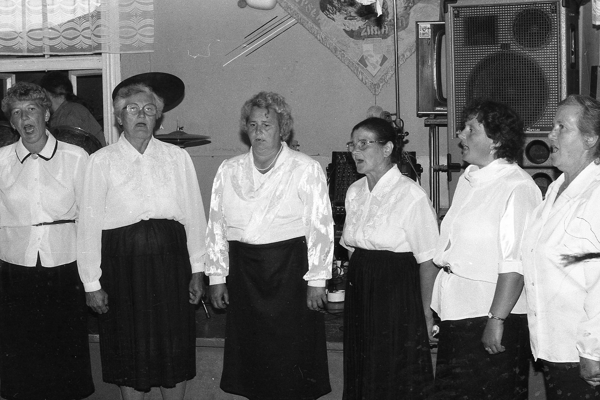 1995 | Festyn ludowy '95 w Rzepnikach - zespół Kryniczanki | z arch. MOAK