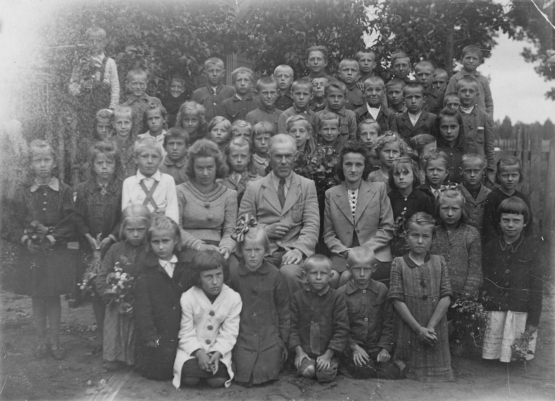 1948  |  Klasa III i IV Szkoły Podstawowej w Kamionce - nauczyciele od lewej: Eugenia Chilecka, Władysław Krepski - kierownik szkoły, Waleria Kędyś  |  z arch. Edwarda Nosorowskiego