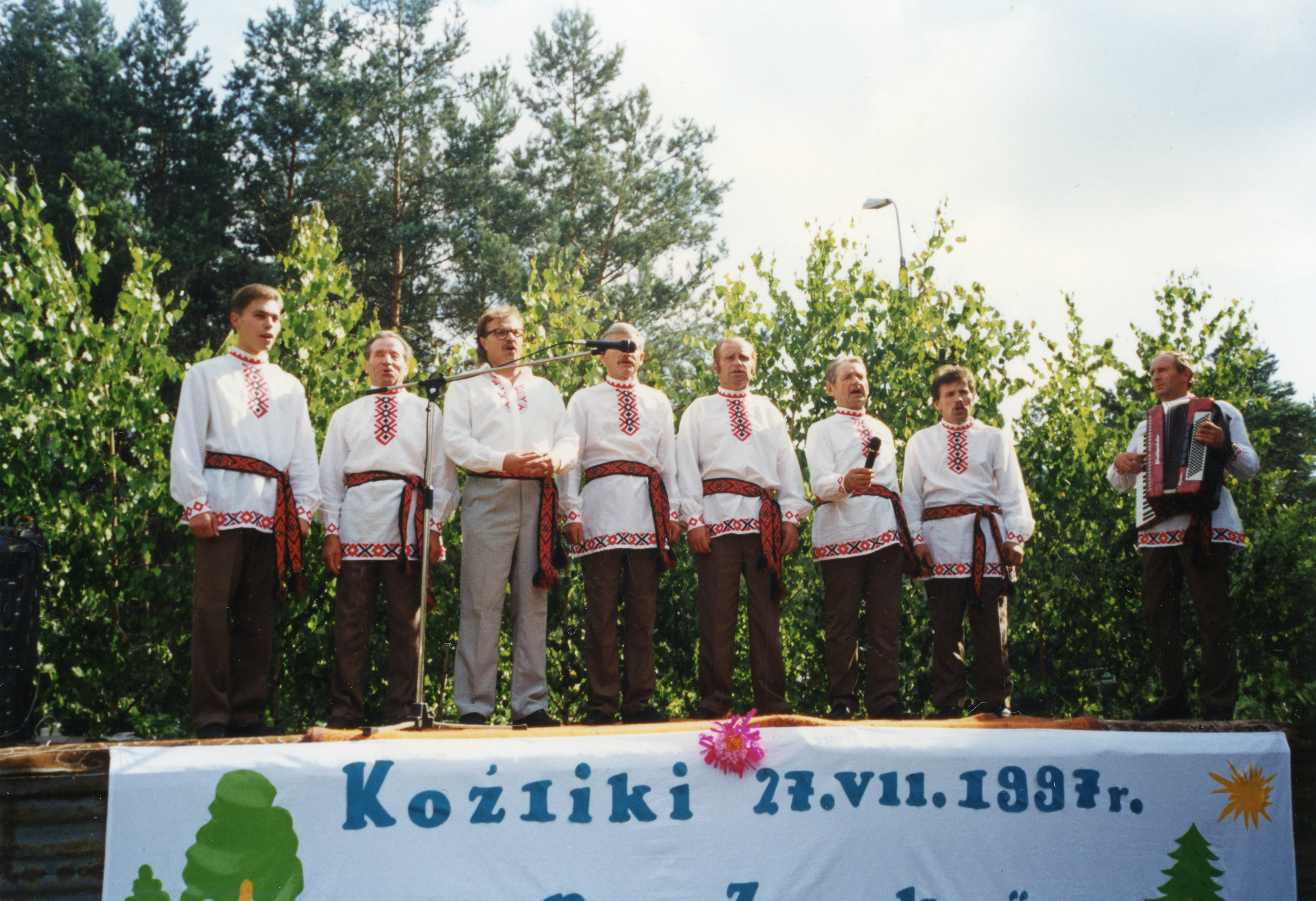 1997.07.27 | Festyn z zespołem "Reczańka" - Koźliki - na scenie zespół "Chłopcy Rybołowcy" | z arch. Barbary Kulikowskiej