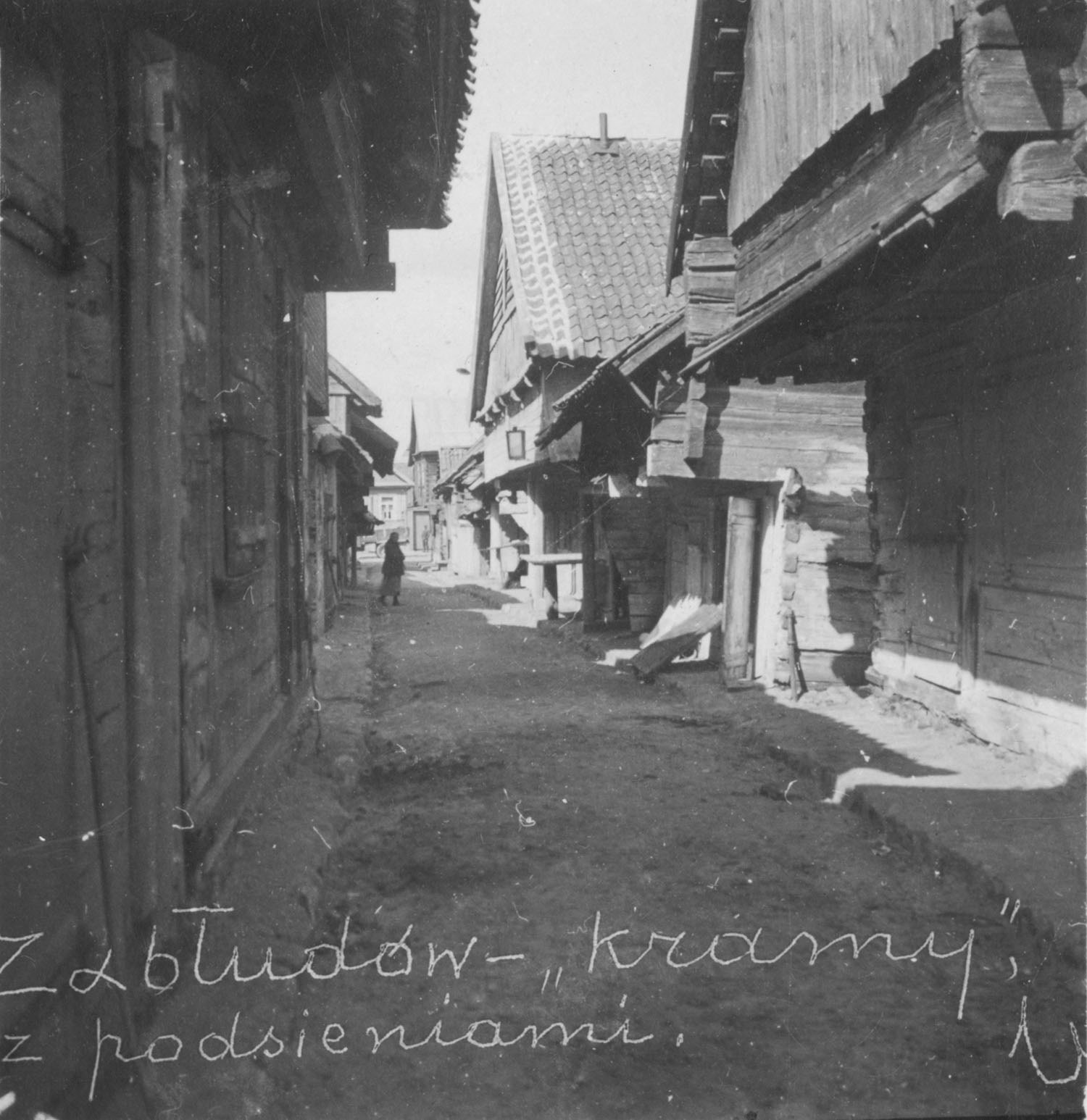 1935-1939 | Zabłudów - "kramy" z podsieniami - plac Ignacego Mościckiego (obecnie ul. Rynek) - nieopodal wówczas istniała też ul. Ciasna, wąska uliczka prowadząca bezpośrednio do synagogi między ulicami Surażską i Białostocką | z arch. Muzeum Wojska w Białymstoku
