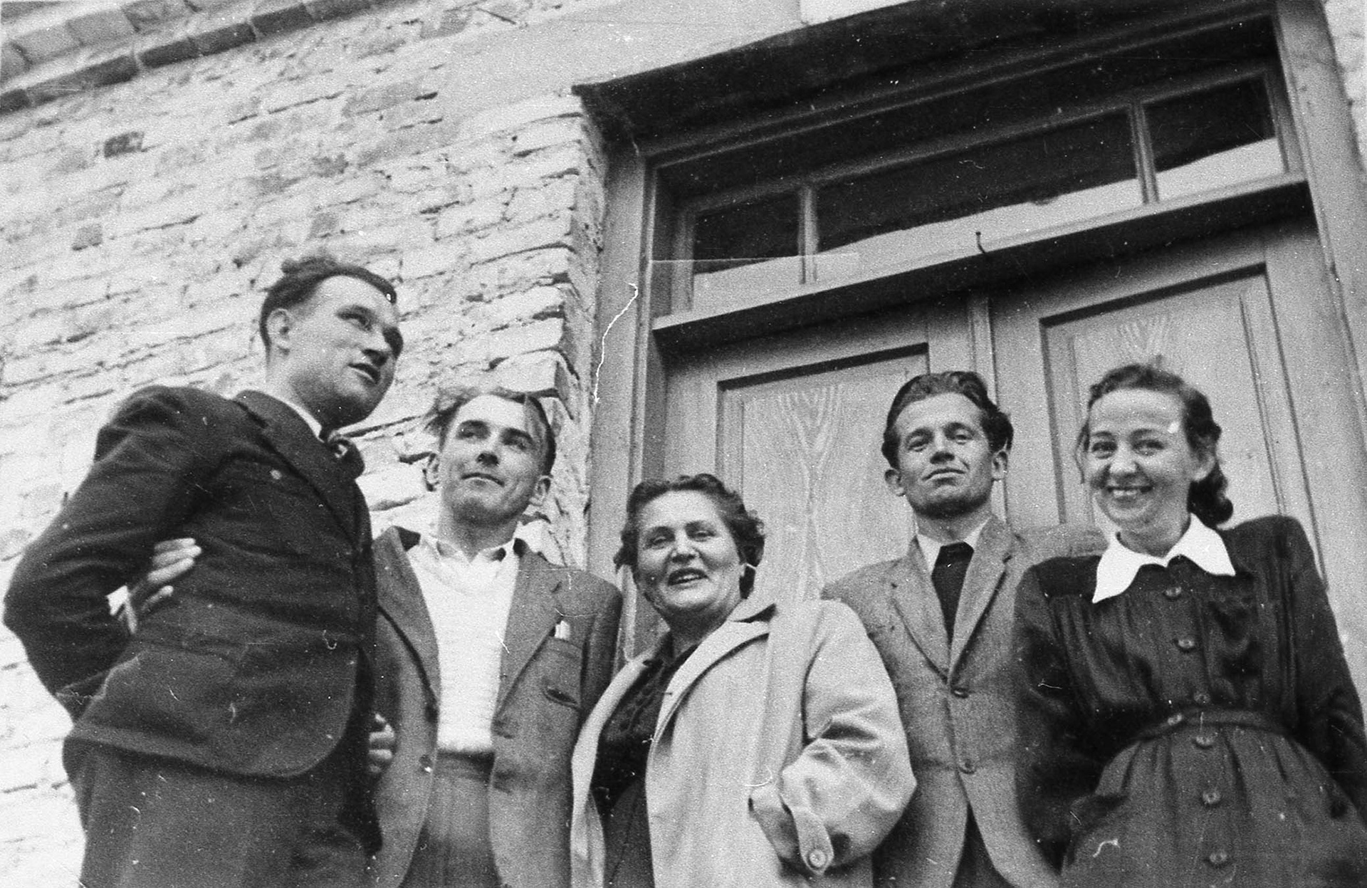 Lata 30. XX wieku | Pracownicy Magistratu Miasta Zabłudowa (Rynek Prezydenta Ignacego Mościckiego 2) - po lewej Józef Popławski (Burmistrz Zabłudowa) | z arch. MOAK
