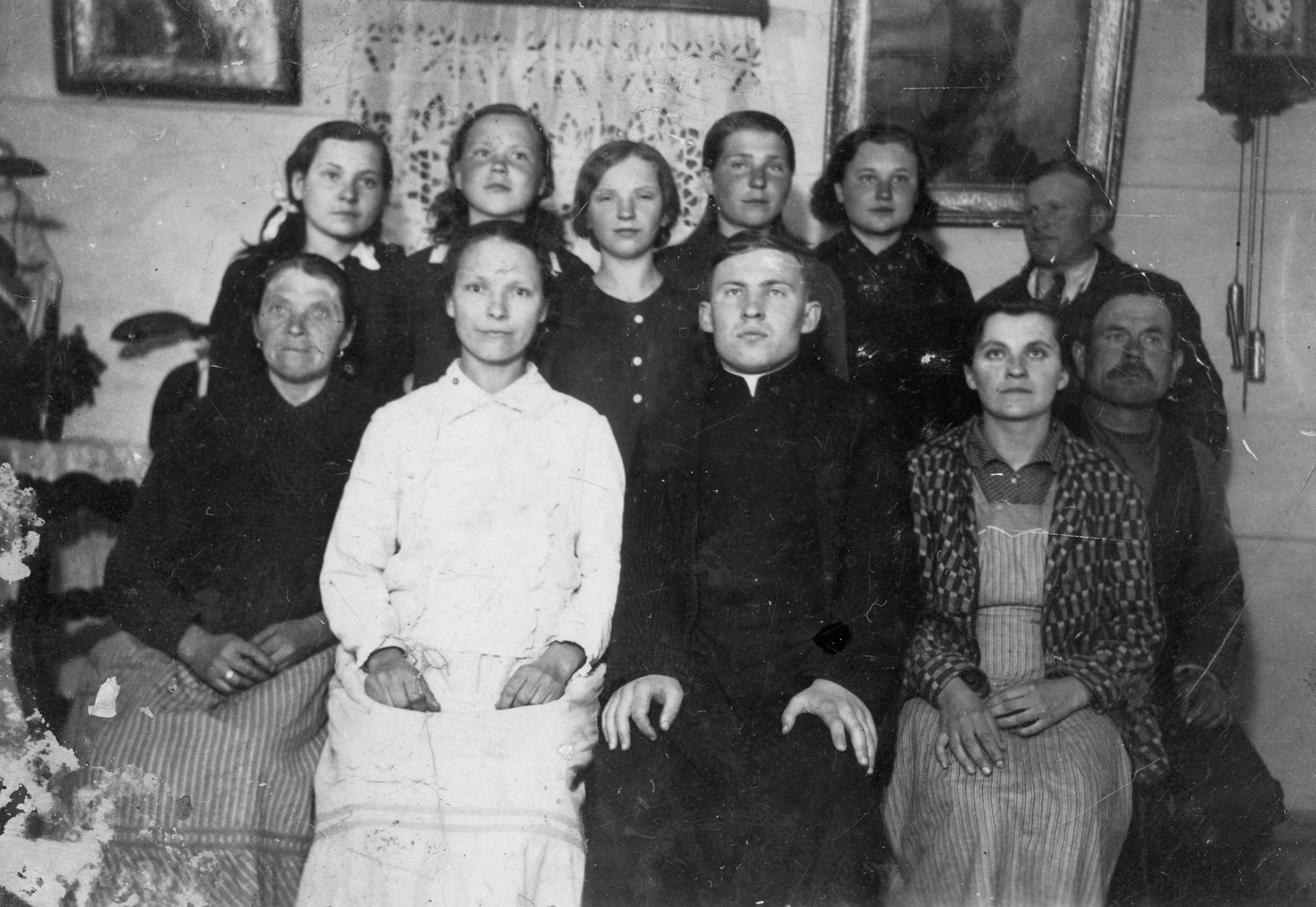 Lata 20. XX wieku | ks. Alfons Borowski z grupą mieszkańców na plebanii | z arch. MOAK