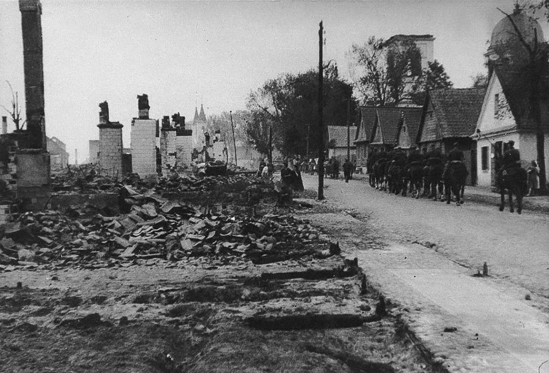 1941.06 | Zabłudów, ul. Bielska - widok w stronę ul. Rynek - po prawej zniszczona wieża cerkwi pw. Zaśnięcia Najświętszej Marii Panny w Zabłudowie | z arch. n/n