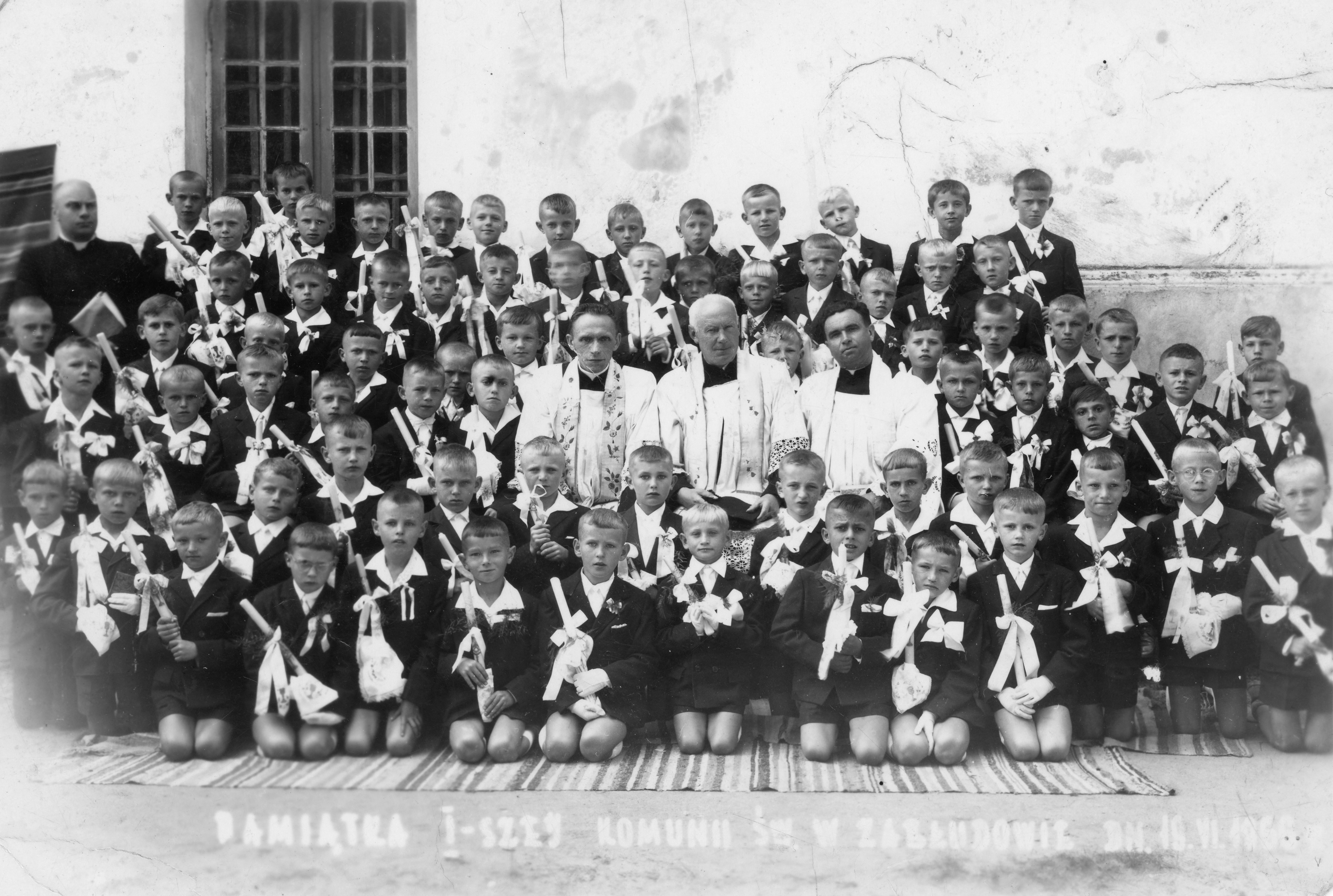 1966.06.19 | Pierwsza Komunia Święta w Zabłudowie - po lewej ks. Antoni Kruk, siedzą ks. Bronisław Poźniak, ks. Jan Skarzyński, ks. Czesław Czerwiński | z arch. ks. Andrzeja Górskiego