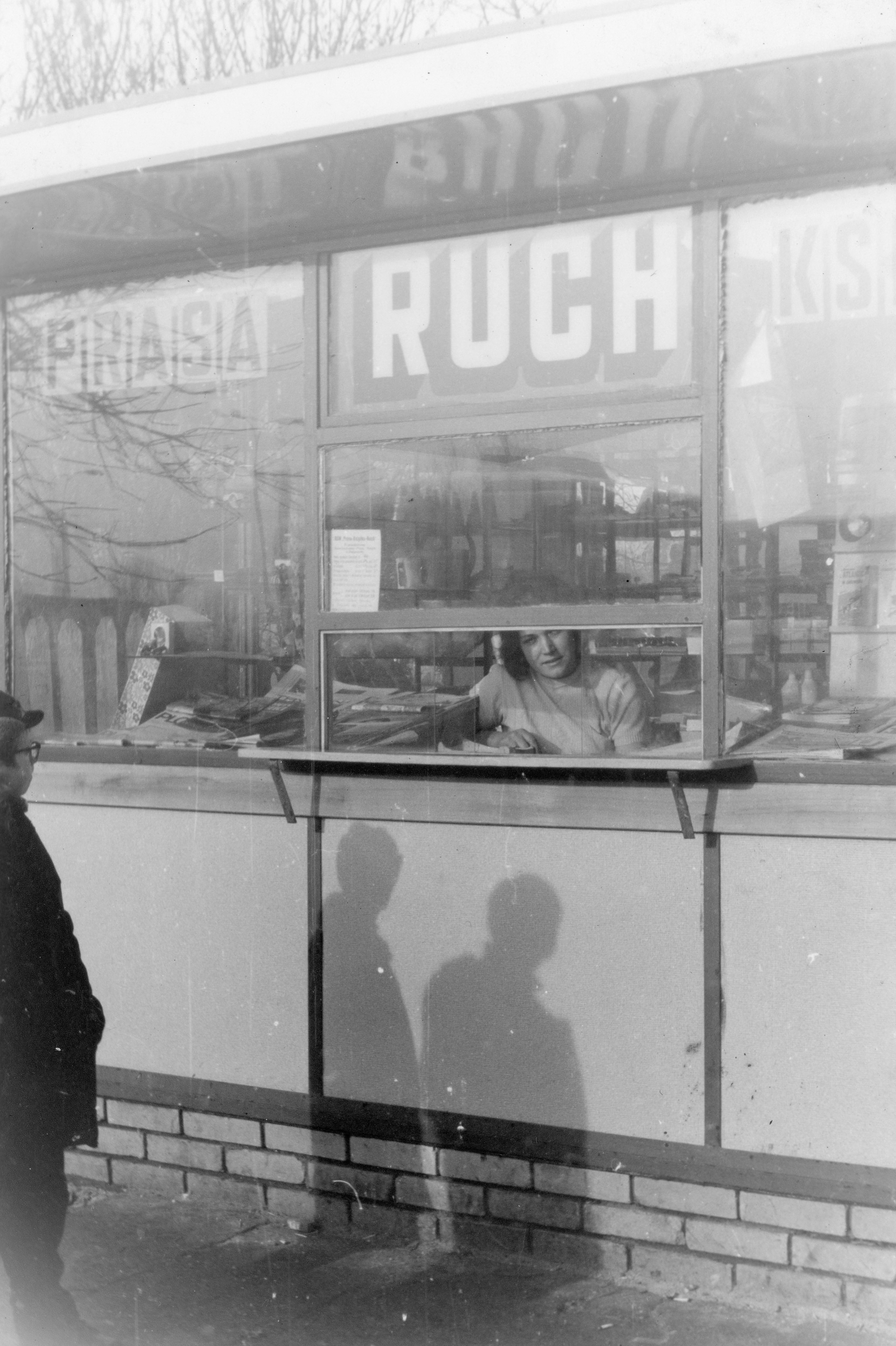 Lata 60. XX wieku | Kiosk "RUCH" umiejscowiony nieopodal zabłudowskiego kościoła (róg ulicy Białostockiej i Grzegorza Chodkiewicza) - w okienku Wanda Minko z d. Zdrojewska | z arch. Agnieszki Dudzińskiej