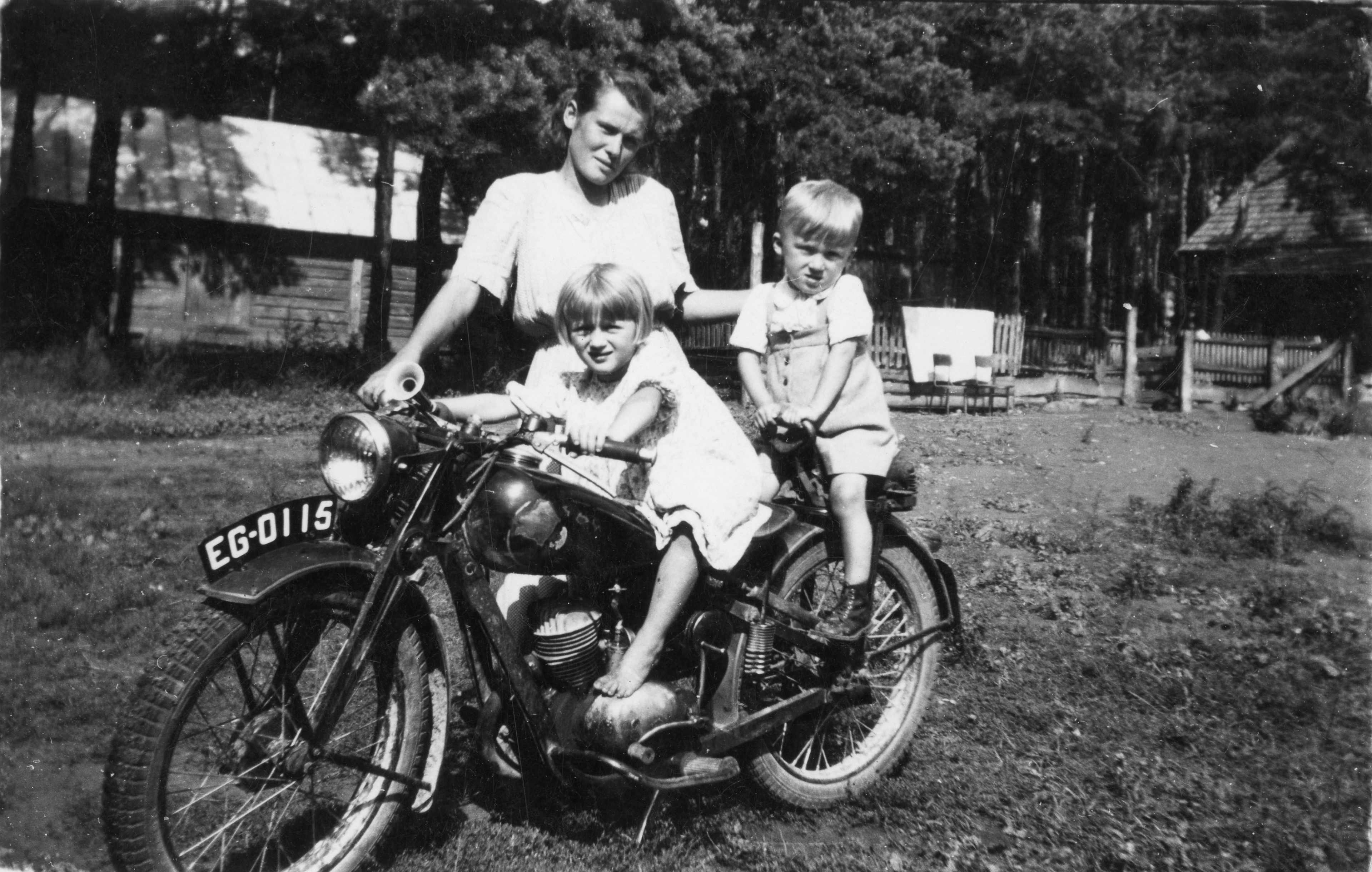 Lata 50. XX wieku | Stanisława Samsonowicz - na motorze Janina Suchowierska z d. Niewiarowska i Jerzy Niewiarowski - kol. Zabłudów | z arch. Janiny Suchowierskiej