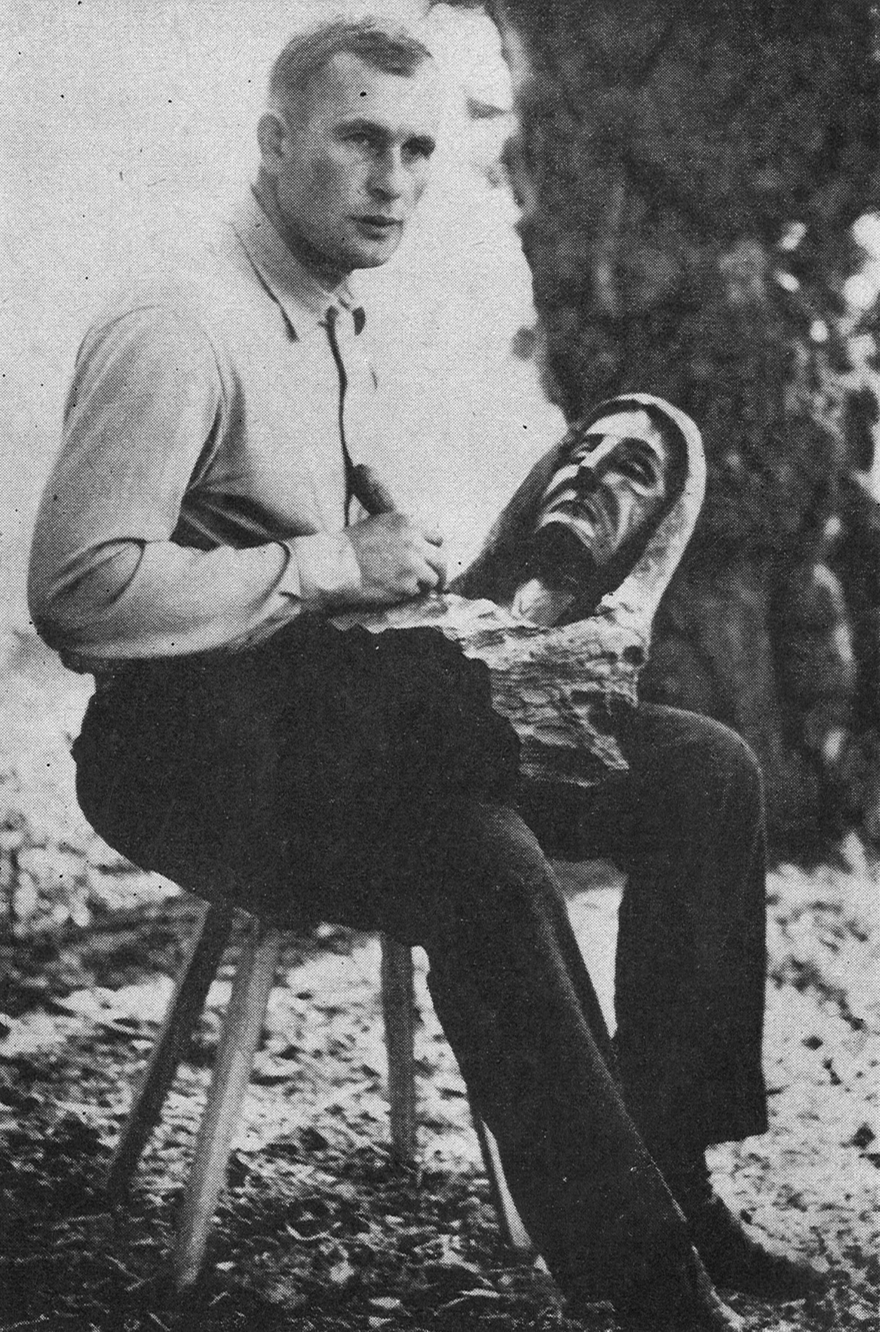 1971 | Włodzimierz Naumiuk - rzeźbiarz, artysta ludowy z Kaniuk podczas pracy - w 1971 roku prace artysty zaprezentowane zostały w Salonach Wystawowych "Domu Chłopa" w Warszawie | fot. Wiktor Wołkow - fotografia pochodzi z folderu "Rzeźby Włodzimierza Naumiuka na tle tkanin białostockich"