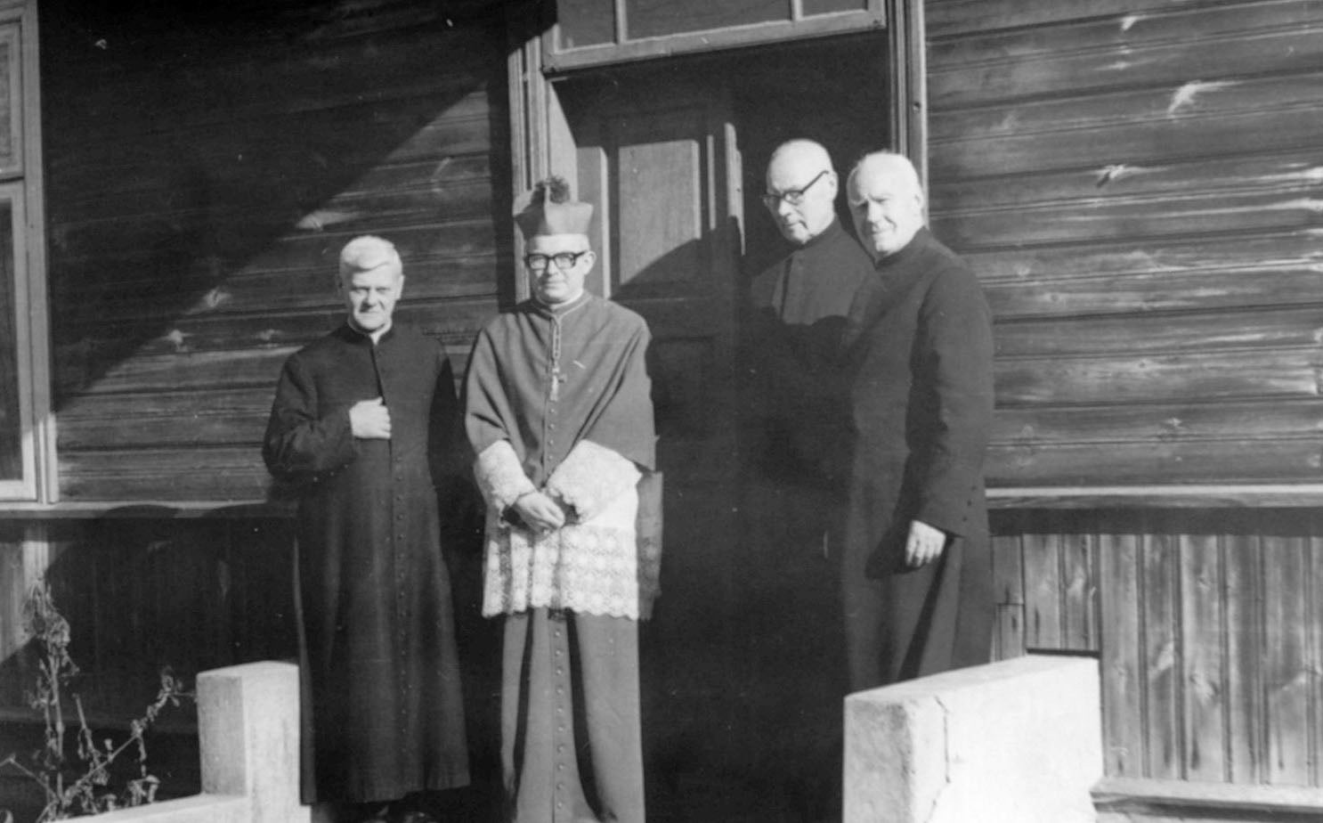 1972 | od lewej: ks. Stanisław Urban, ks. bp Henryk Gulbinowicz, ks. Stanisław Więckiewicz (proboszcz zabłudowski w latach 1940-1946), ks. proboszcz Jan Skarzyński | z arch. ks. dr Adama Szota