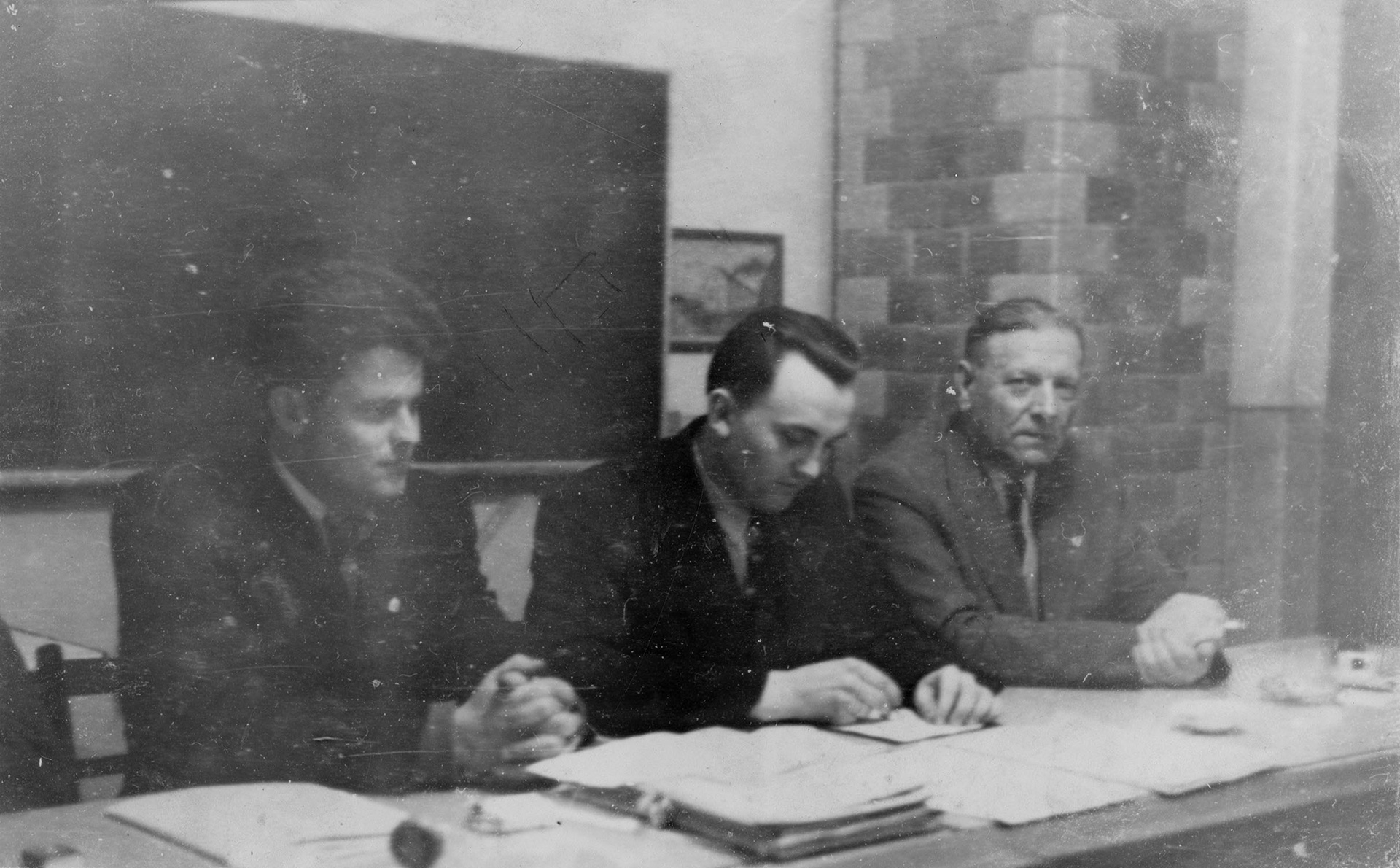 1961.03.17 | Spotkanie sprawozdawczo-wyborcze Związku Nauczycielstwa Polskiego - od lewej: prowadzący Tadeusz Biskup, prezes ogniska Jan Kupraszewicz, delegat z ZG ZNP z Warszawy | z arch. Zespołu Szkolno-Przedszkolnego w Zabłudowie