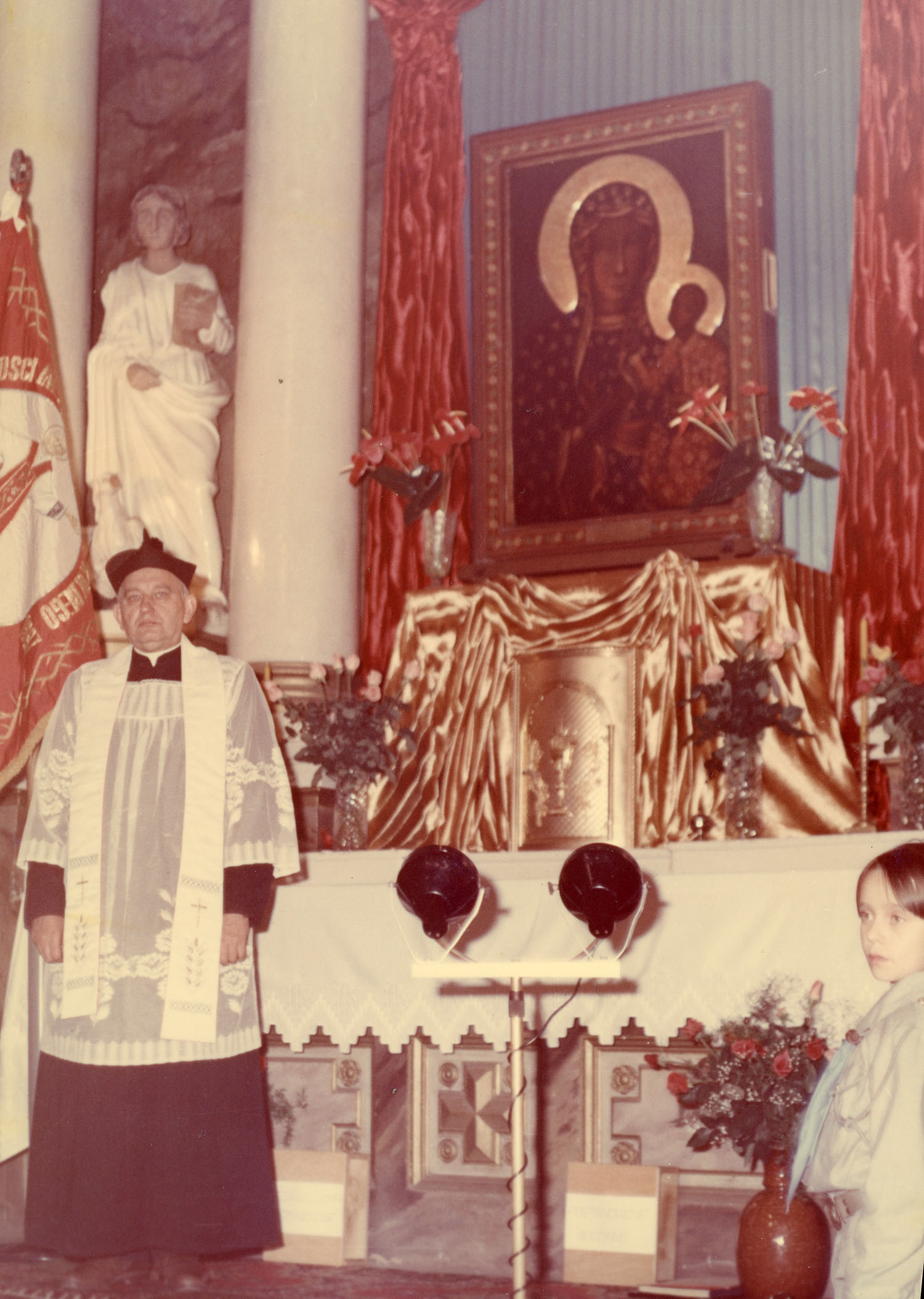 1991.08.23 | Kopia Obrazu Matki Boskiej Częstochowskiej w kościele pw. św. Apostołów Piotra i Pawła w Zabłudowie - po lewej ks. proboszcz Józef Krysiewicz | z arch. Ewy Barbary Sacharewicz