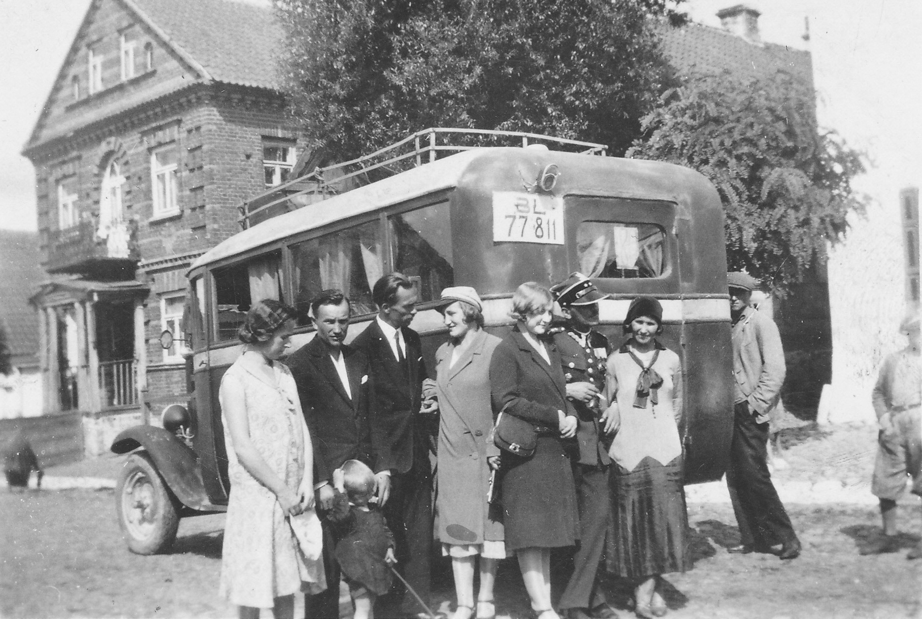 1927 | Rynek w Zabłudowie - 1. z prawej Bronisława Święcicka z d. Lewkowicz i jej goście | z arch. Grażyny Zakrzewskiej Dąb