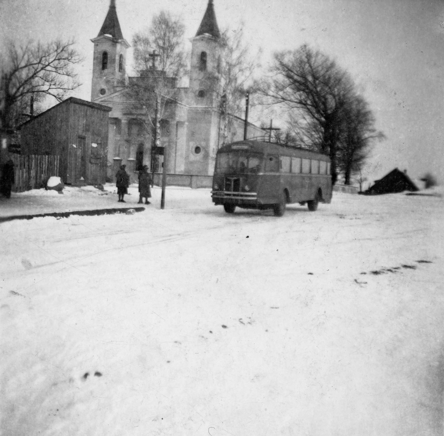 1954.01.06 | Autobus Chausson na przystanku przy kościele pw. św. Apostołów Piotra i Pawła w Zabłudowie | z arch. Marcina Ciuchnieckiego