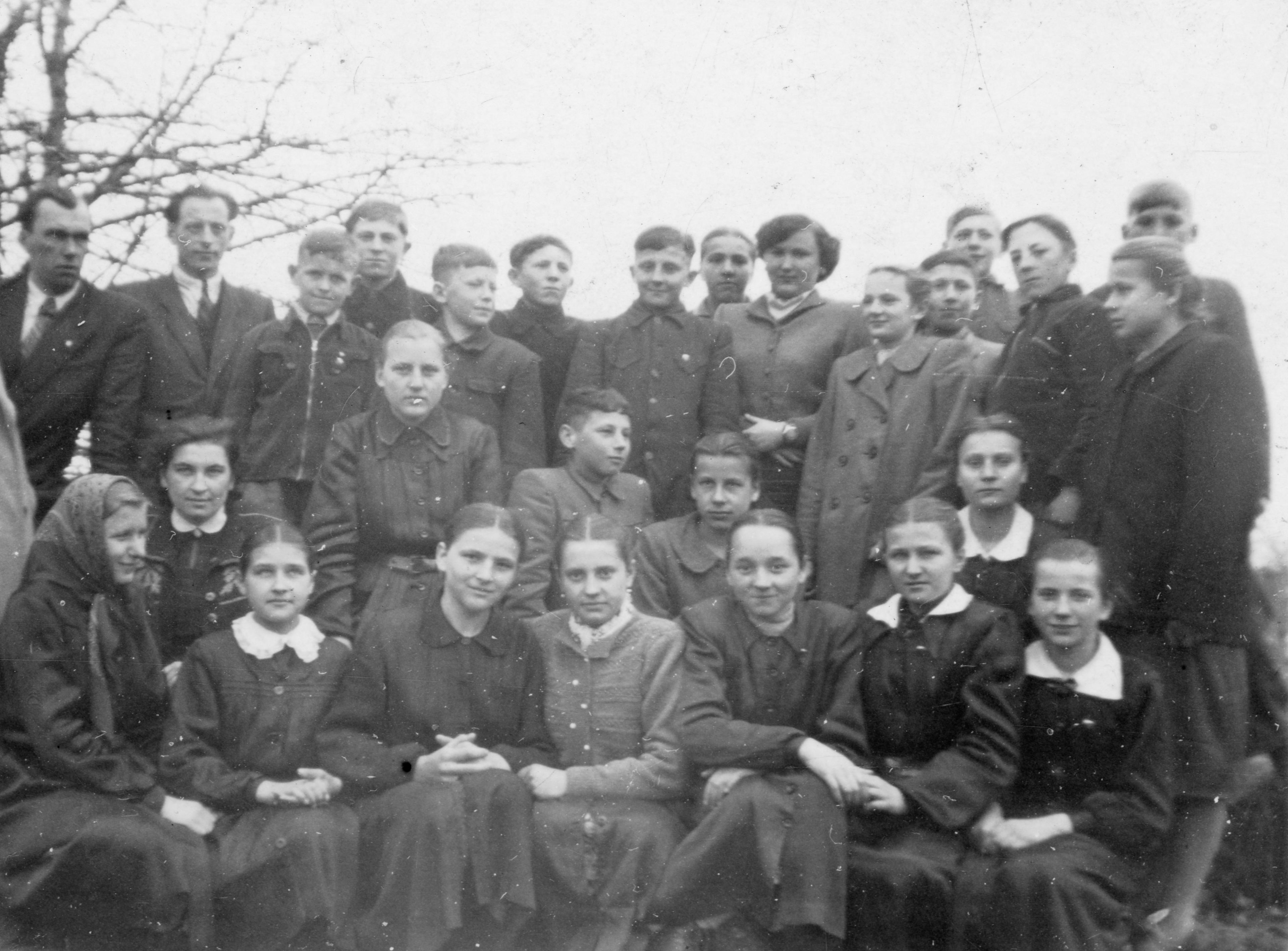 1955 | Uczniowie klasy VII szkoły w Folwarkach Tylwickich | z arch. Ewy Barbary Sacharewicz