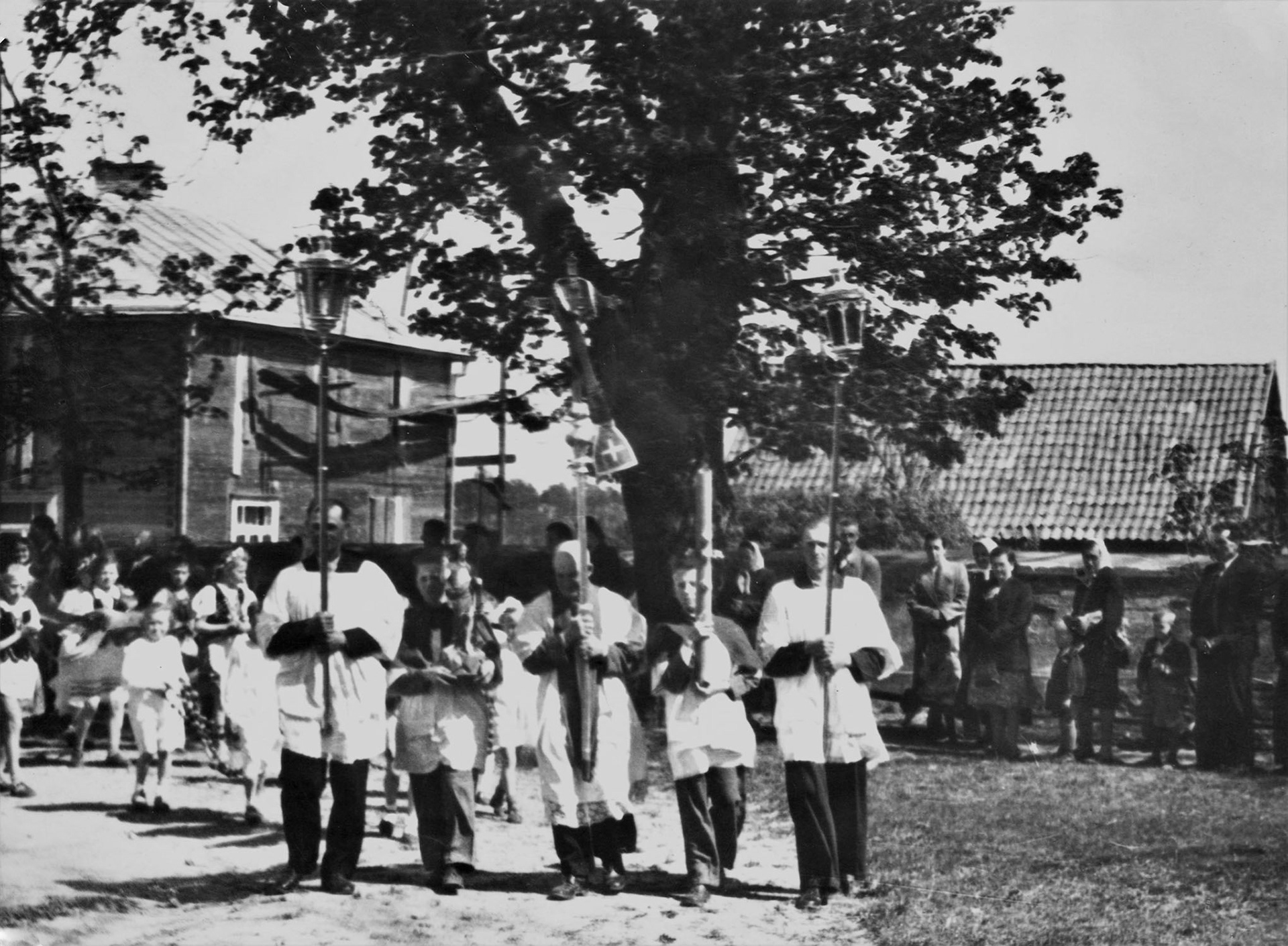 Lata 50. XX wieku | Procesja wokół kościoła | z arch. Macieja Roguckiego