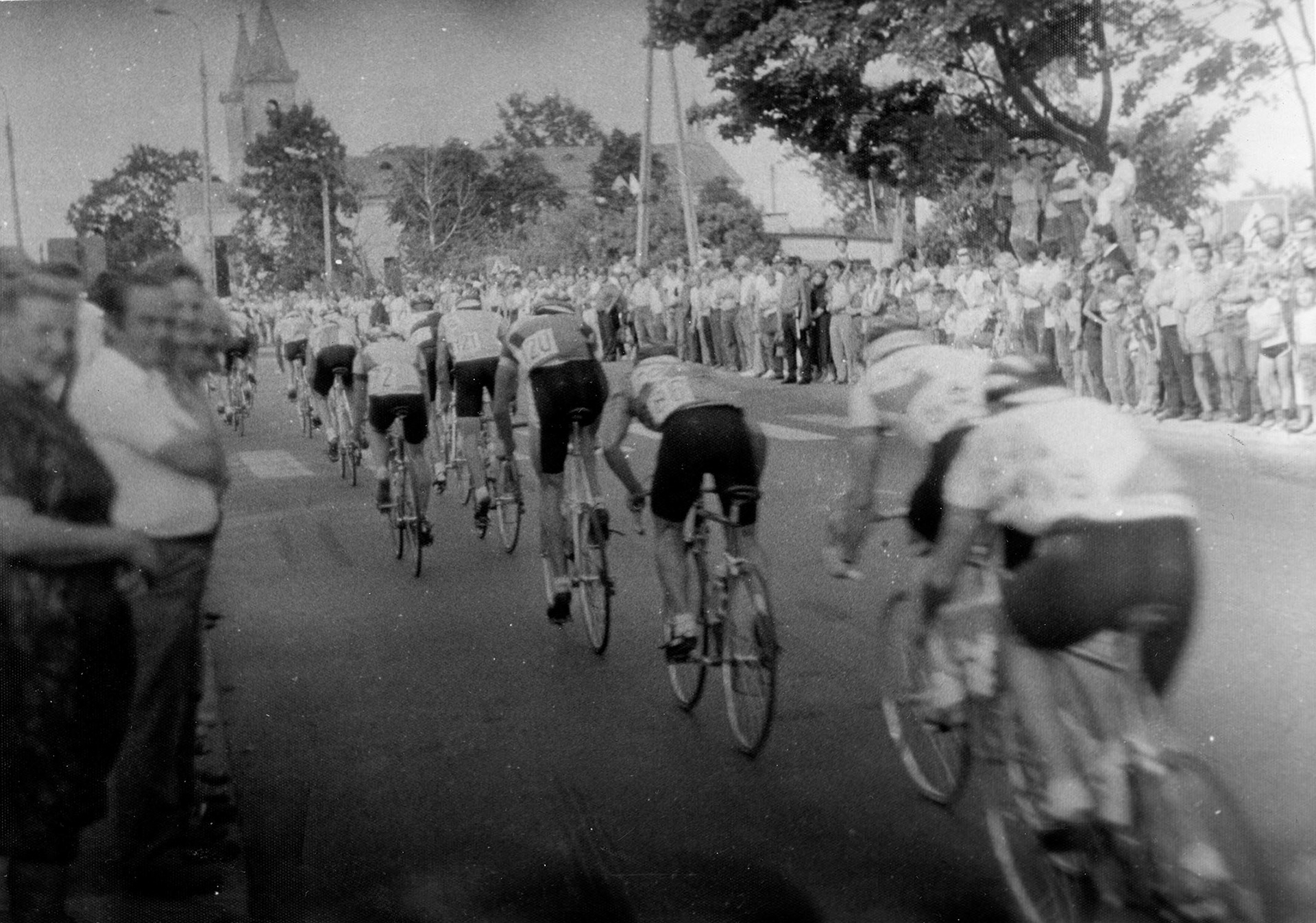 1989.07.25 | 46. edycja wyścigu kolarskiego Tour de Pologne (II etap na trasie Biała Podlaska - Zabłudów - Białystok) - peleton przejeżdżający przez ul. Rynek w Zabłudowie  |  z arch. MOAK